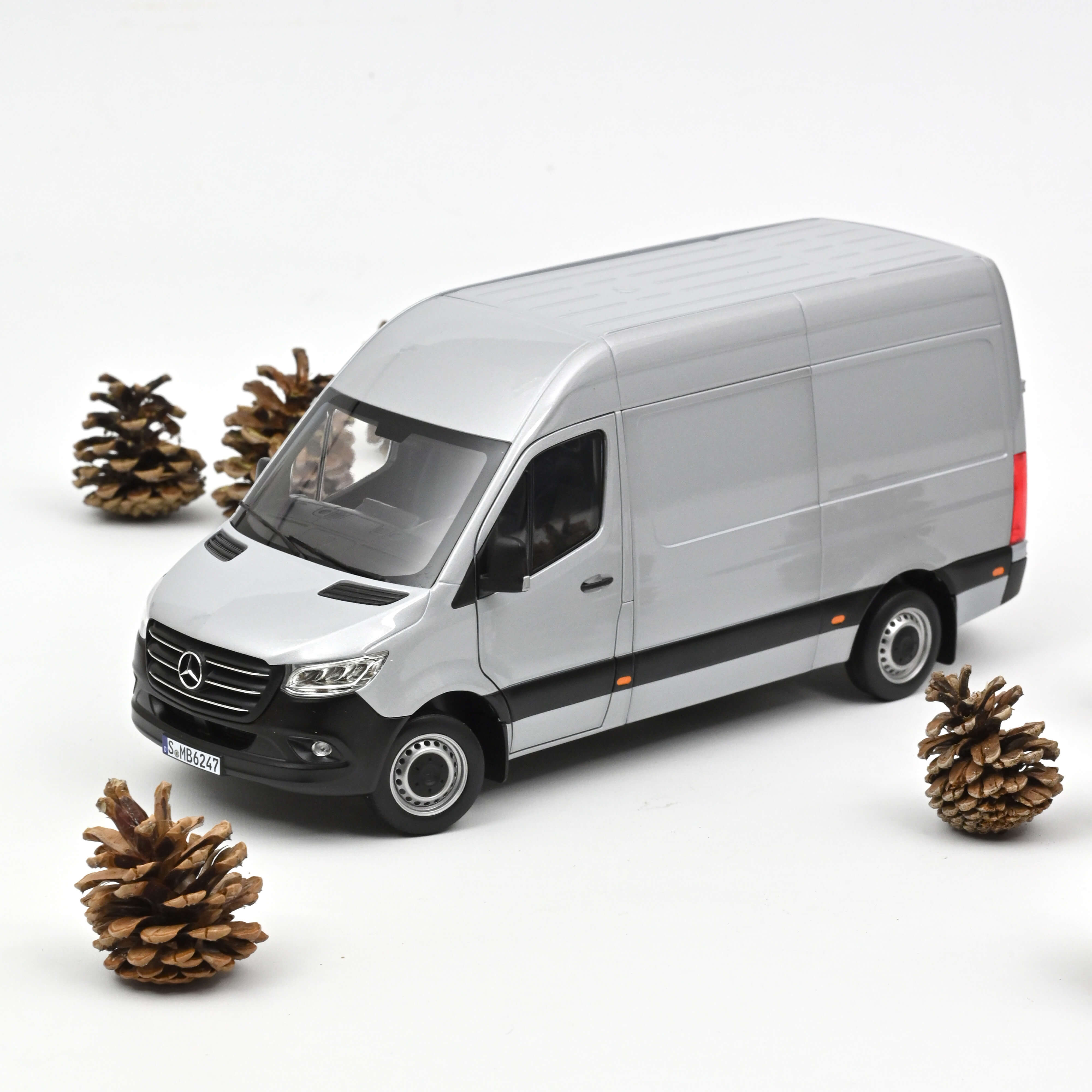 norev-mercedes-benz-sprinter-2018-argent-1-18-modellino-die-cast-furgone image 1