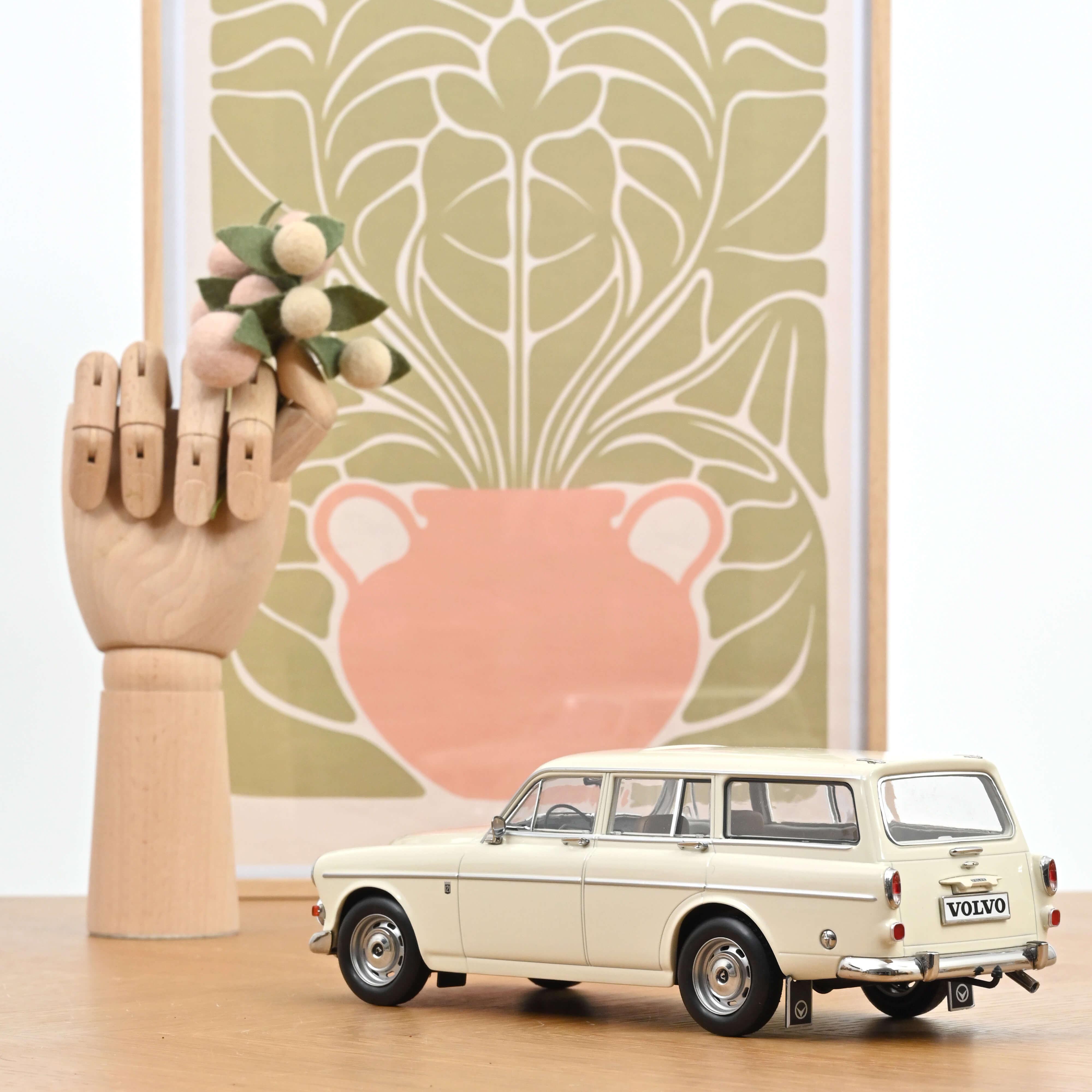 norev-volvo-amazon-break-1968-1-18-bianco-perla image 2