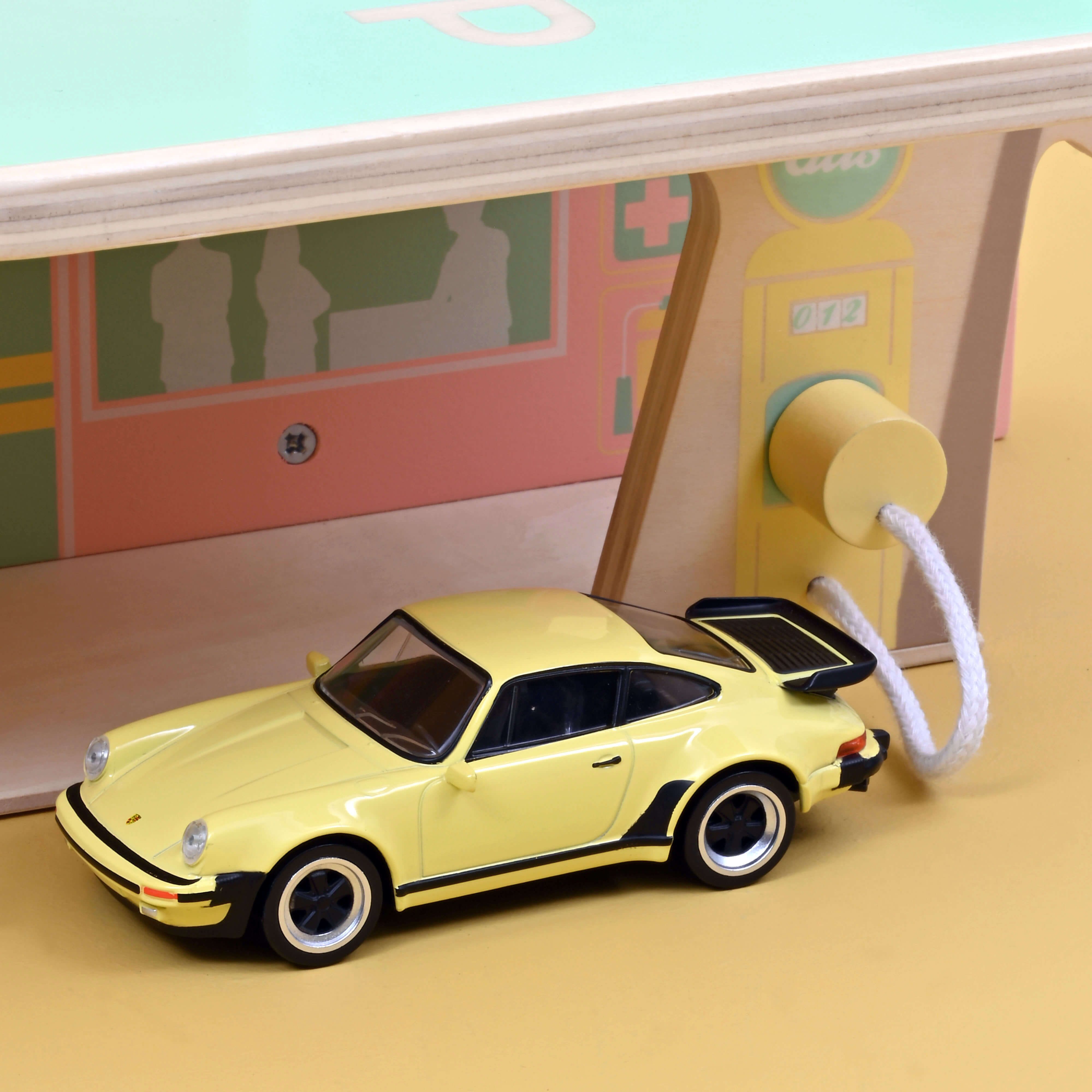norev-stazione-di-servizio-palm-springs-in-legno-porsche-911-turbo-gialla-jet-ca image 5
