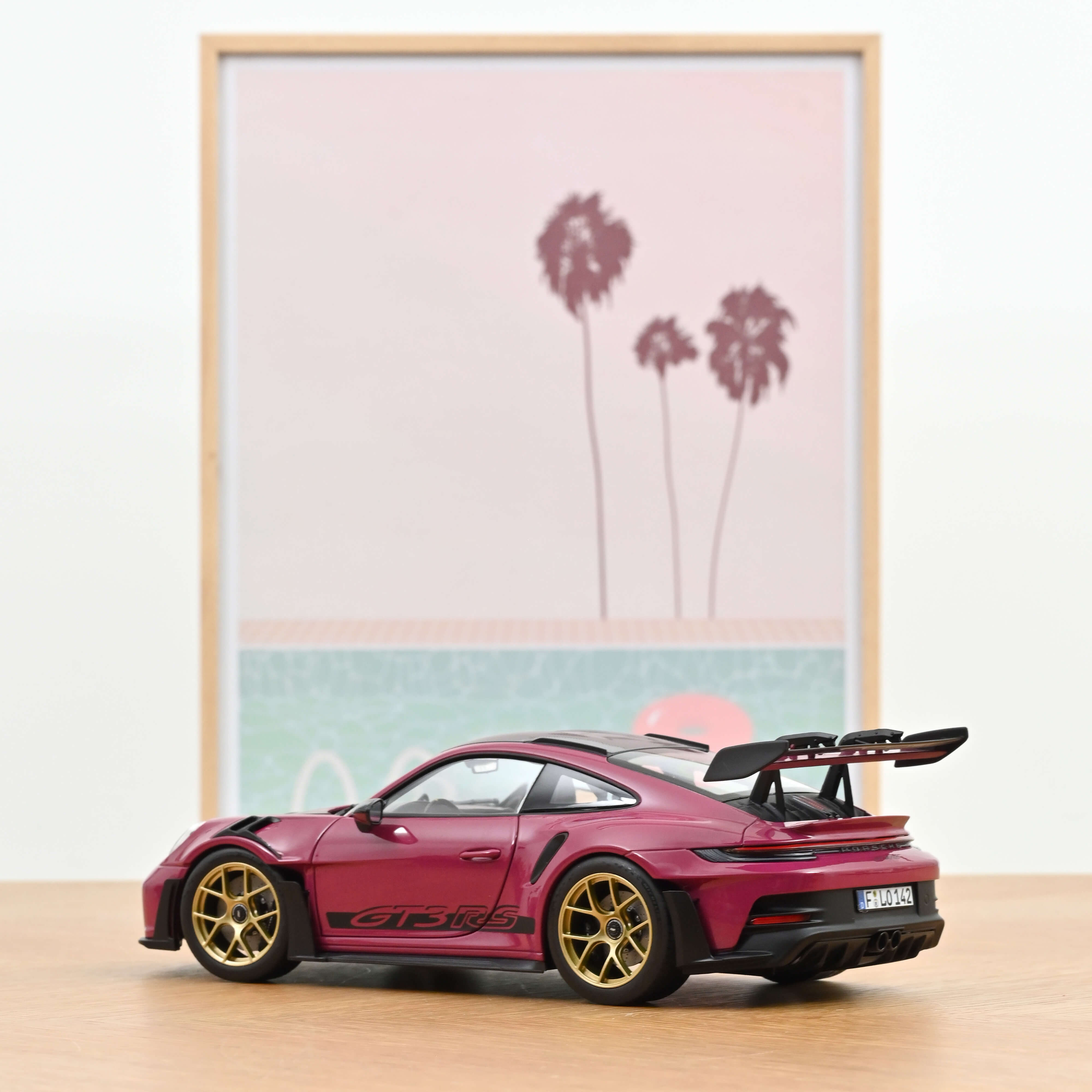 norev-porsche-911-gt3-rs-con-pack-weissach-2022-modellino-auto-1-18-ruby-star image 3