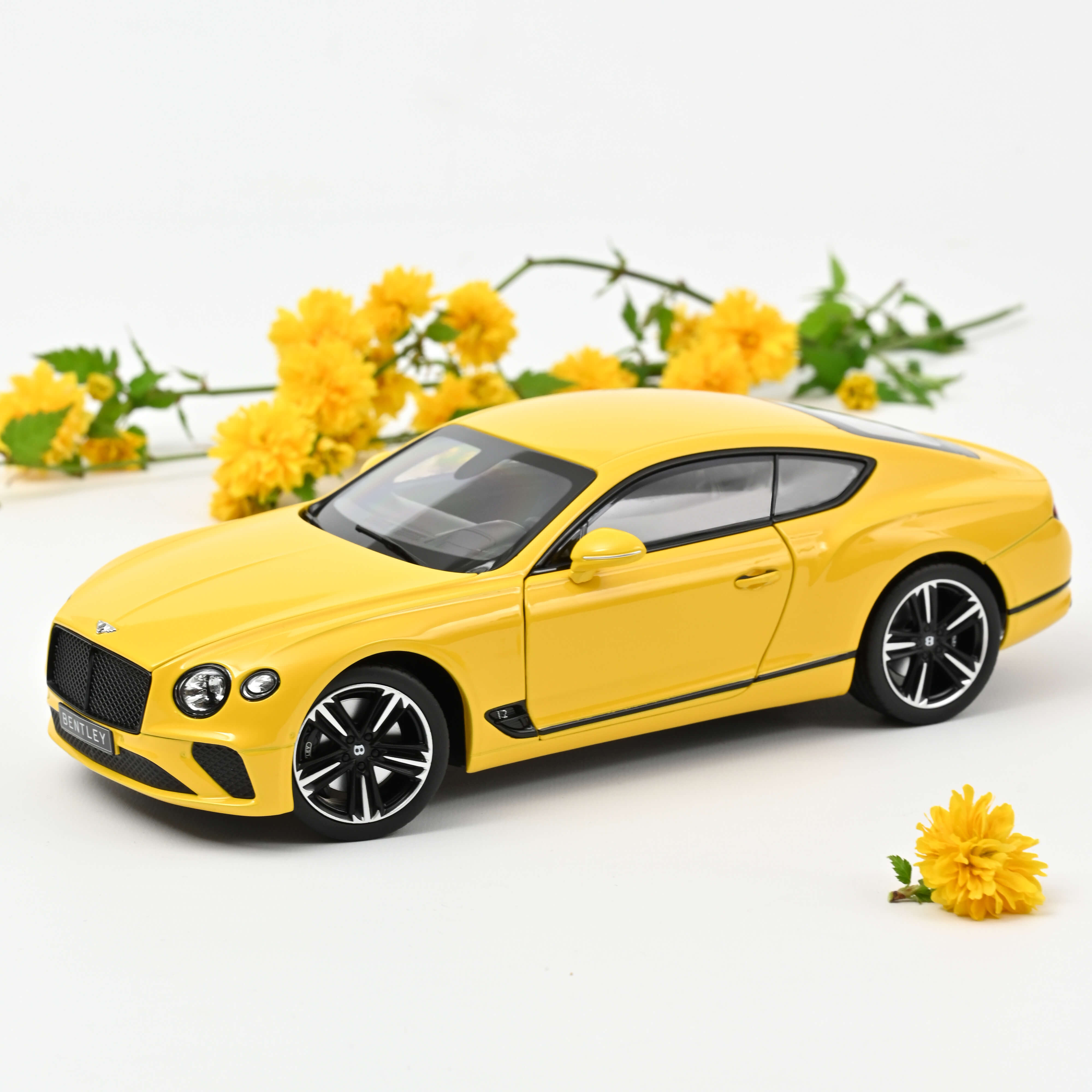 norev-bentley-continental-gt-2018-jaune-monaco-modellino-auto-1-18 image 1