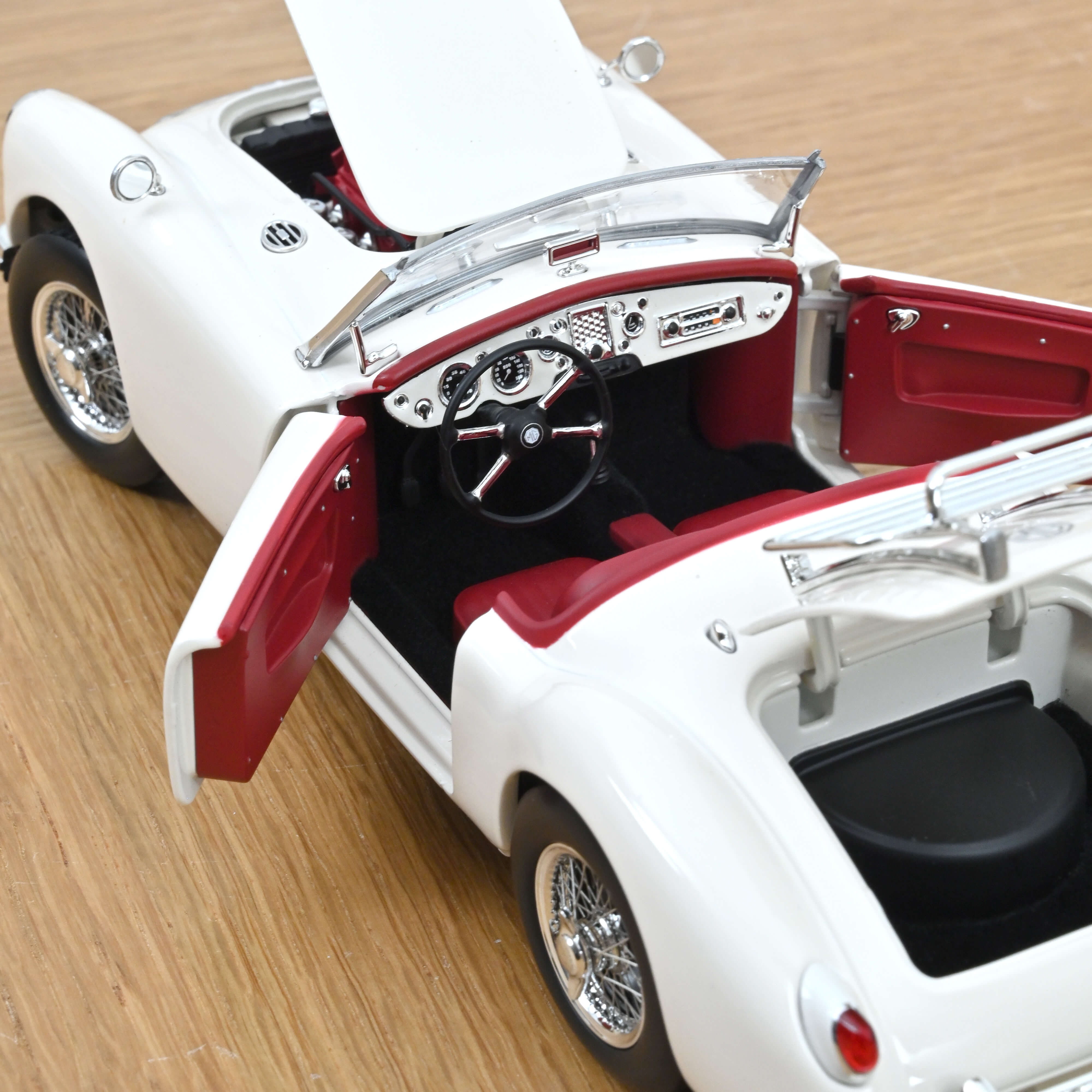 norev-mga-1955-bianco-inglese-1-18-200-pz image 4