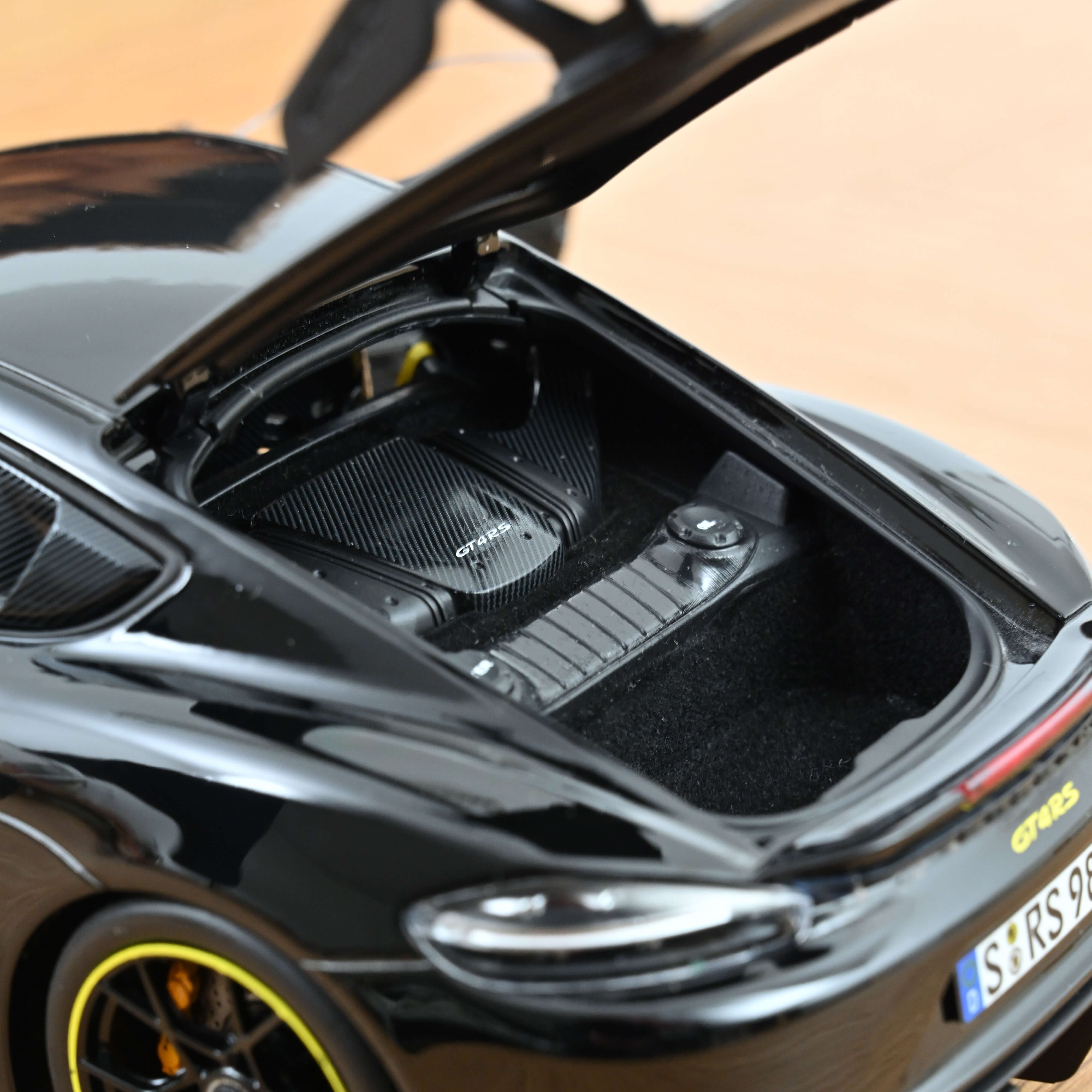 norev-porsche-cayman-gt4-rs-pack-weissach-2023-nero-modellino-1-18-edizione-300p image 6