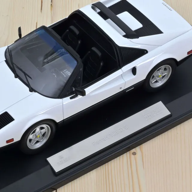 norev-ferrari-308-gts-1982-bianco-e-nero-1-18-edizione-200-pezzi image 1