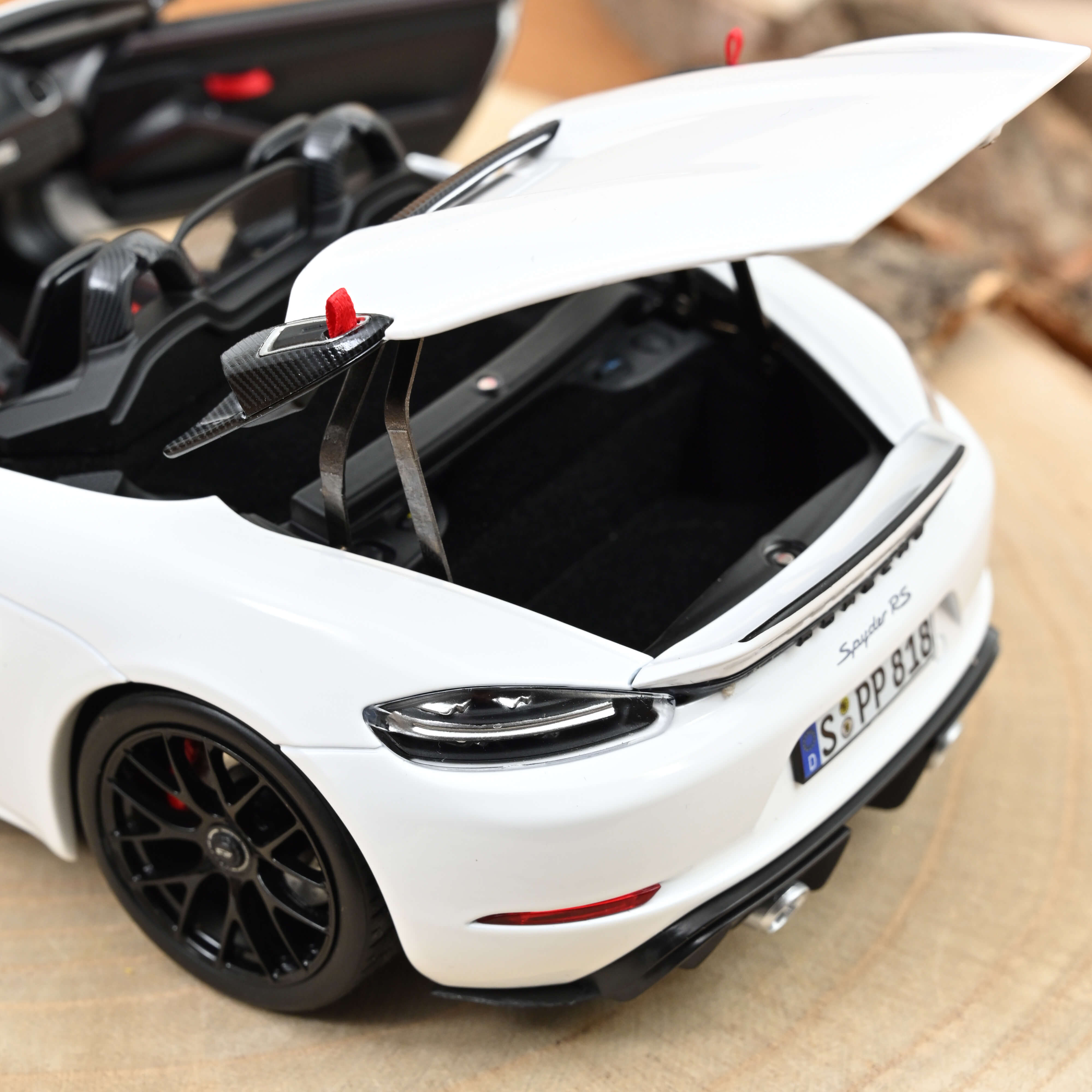 norev-porsche-718-spyder-rs-pack-weissach-2023-modellino-auto-1-18-bianco image 5