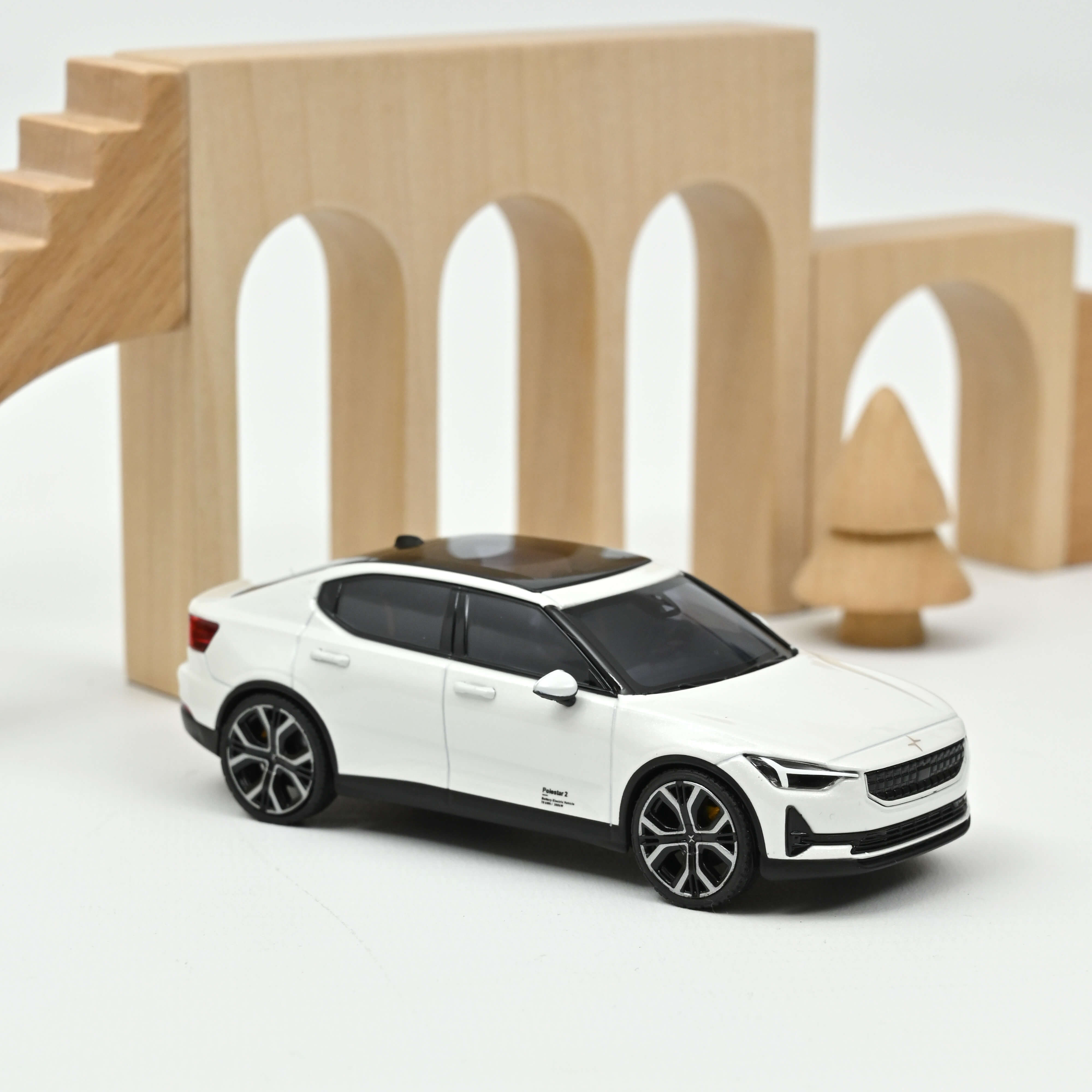 norev-polestar-2-2021-modellino-auto-1-43-bianco-snow image 1