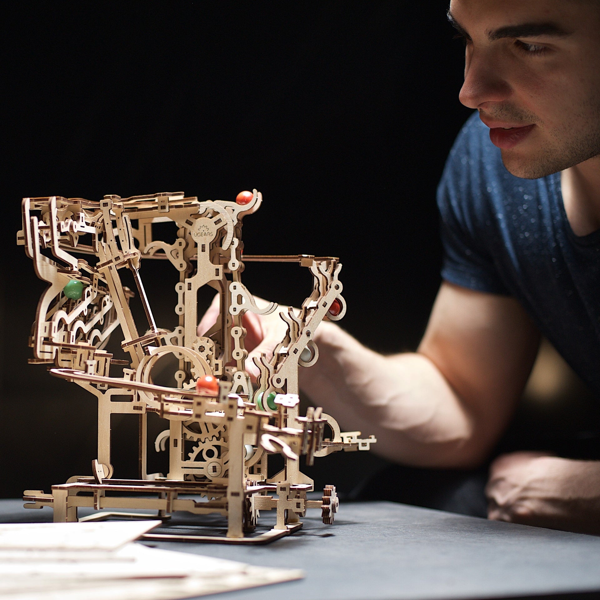 ugears-marble-run-chain-hoist-percorso-biglie-in-legno-con-sollevatore-a-catena image 7