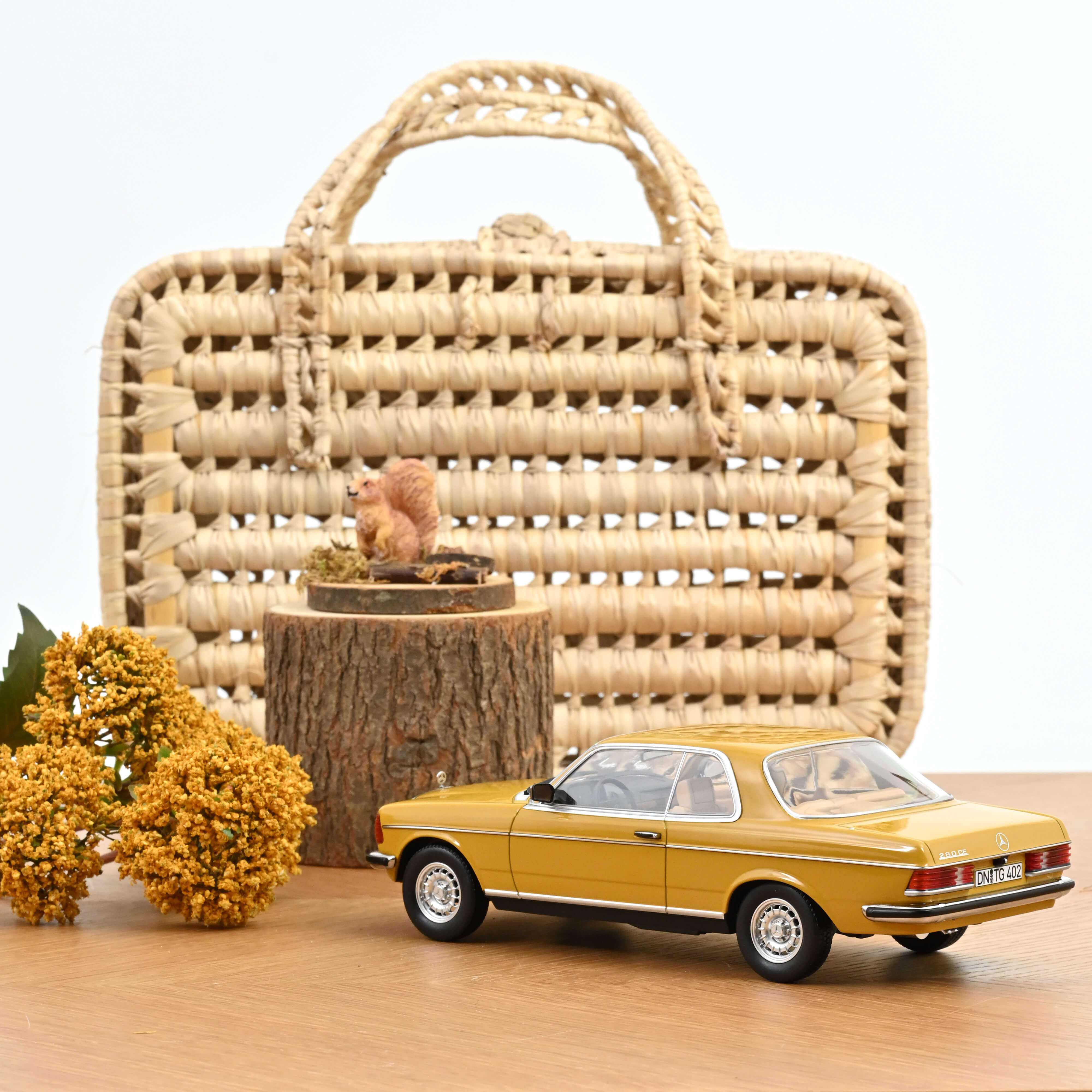 norev-mercedes-benz-280-ce-1980-1-18-jaune-sahara-coup-w123 image 2