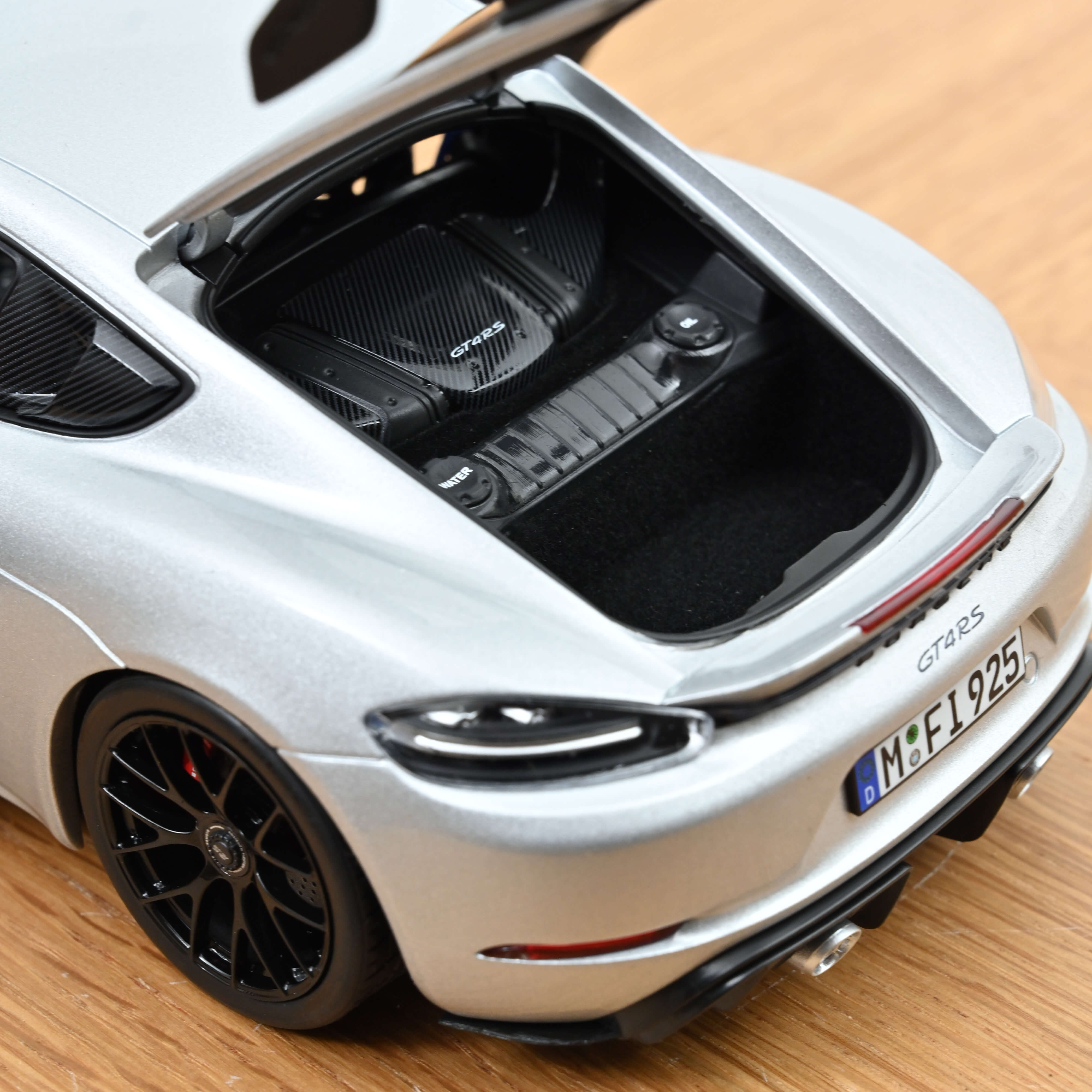 norev-porsche-cayman-gt4-rs-pack-weissach-2023-argent-gt-1-18 image 5