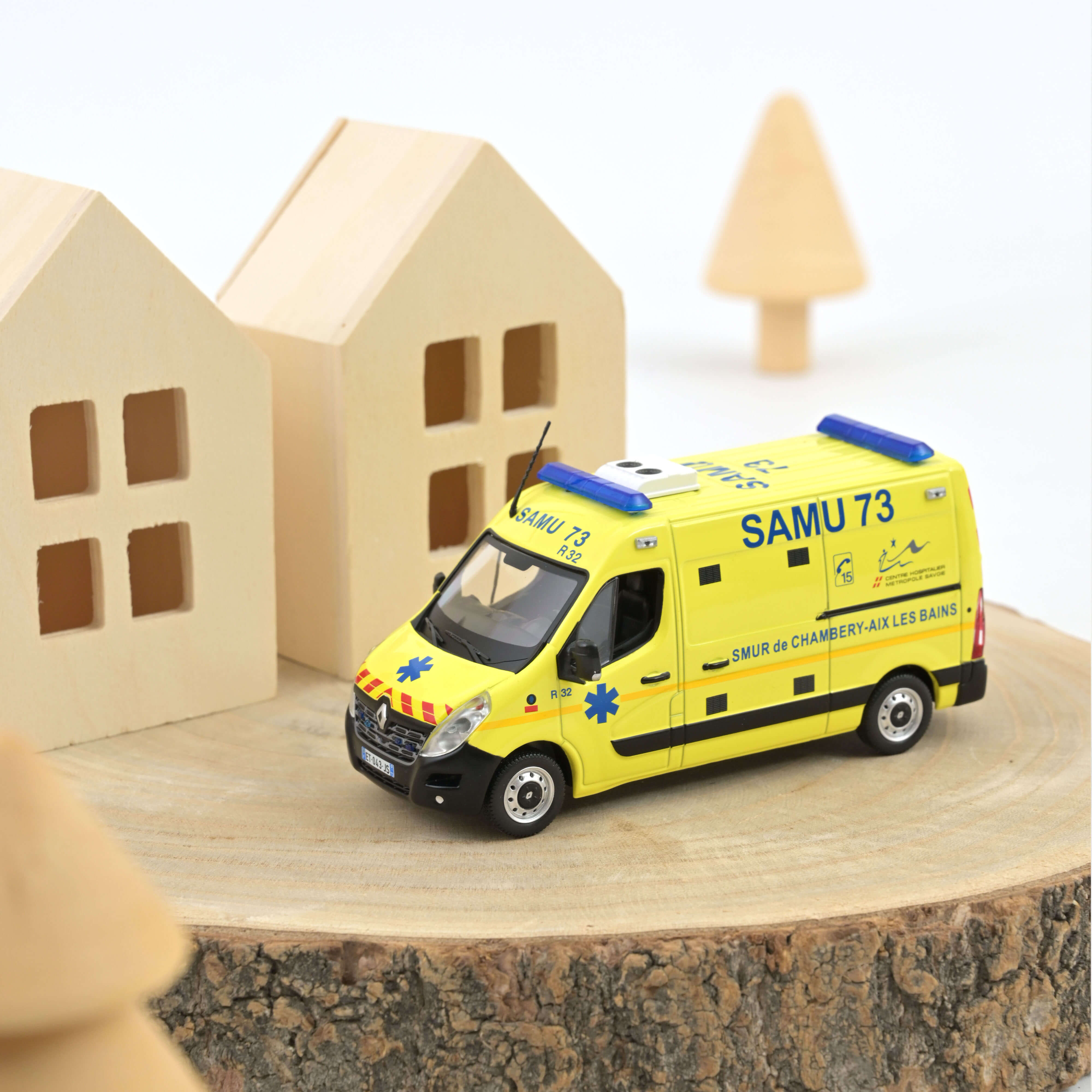 norev-renault-master-2014-samu-73-1-43-modellino-van-soccorso image 1