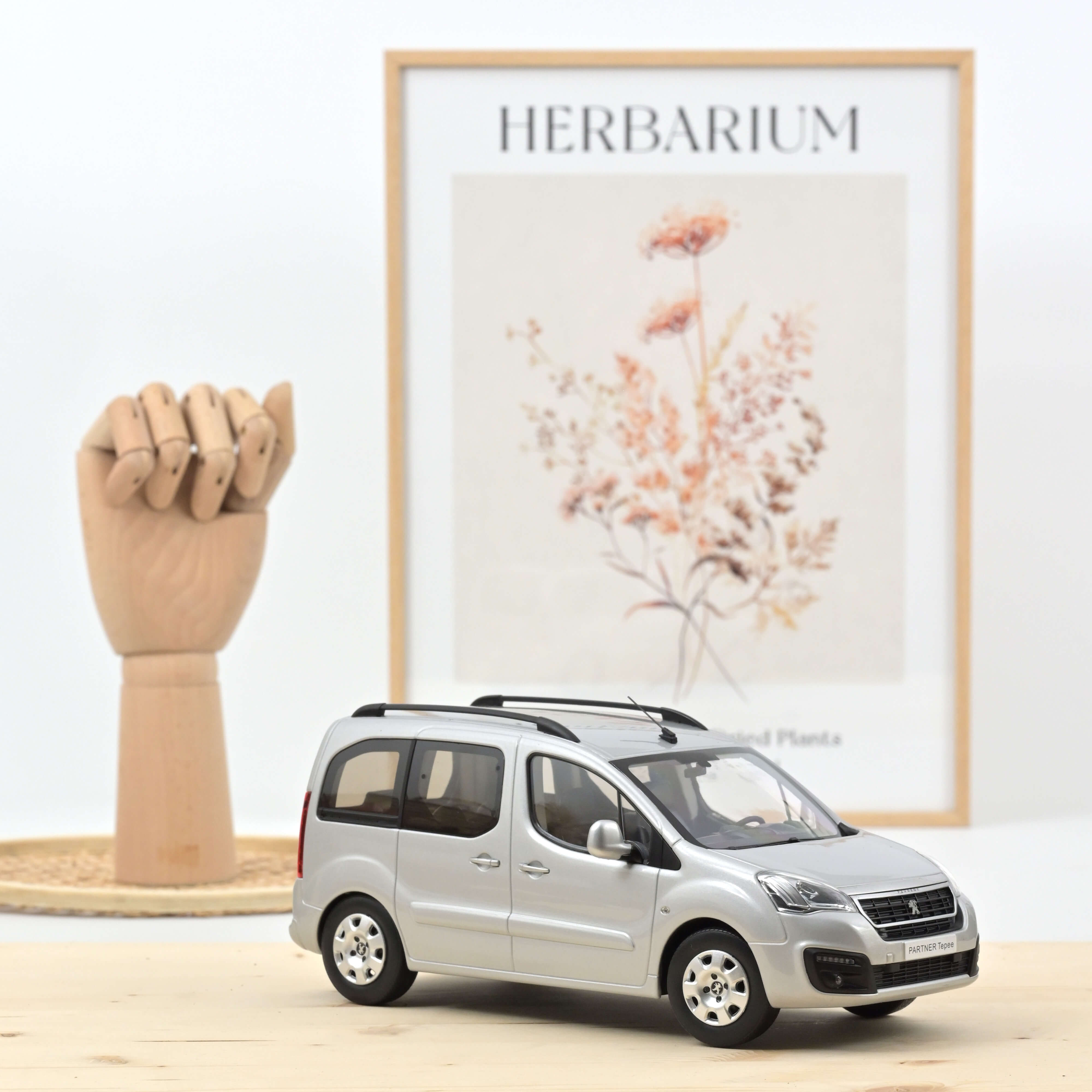 norev-peugeot-partner-2016-argent-modellino-furgone-1-18-150-pz image 1