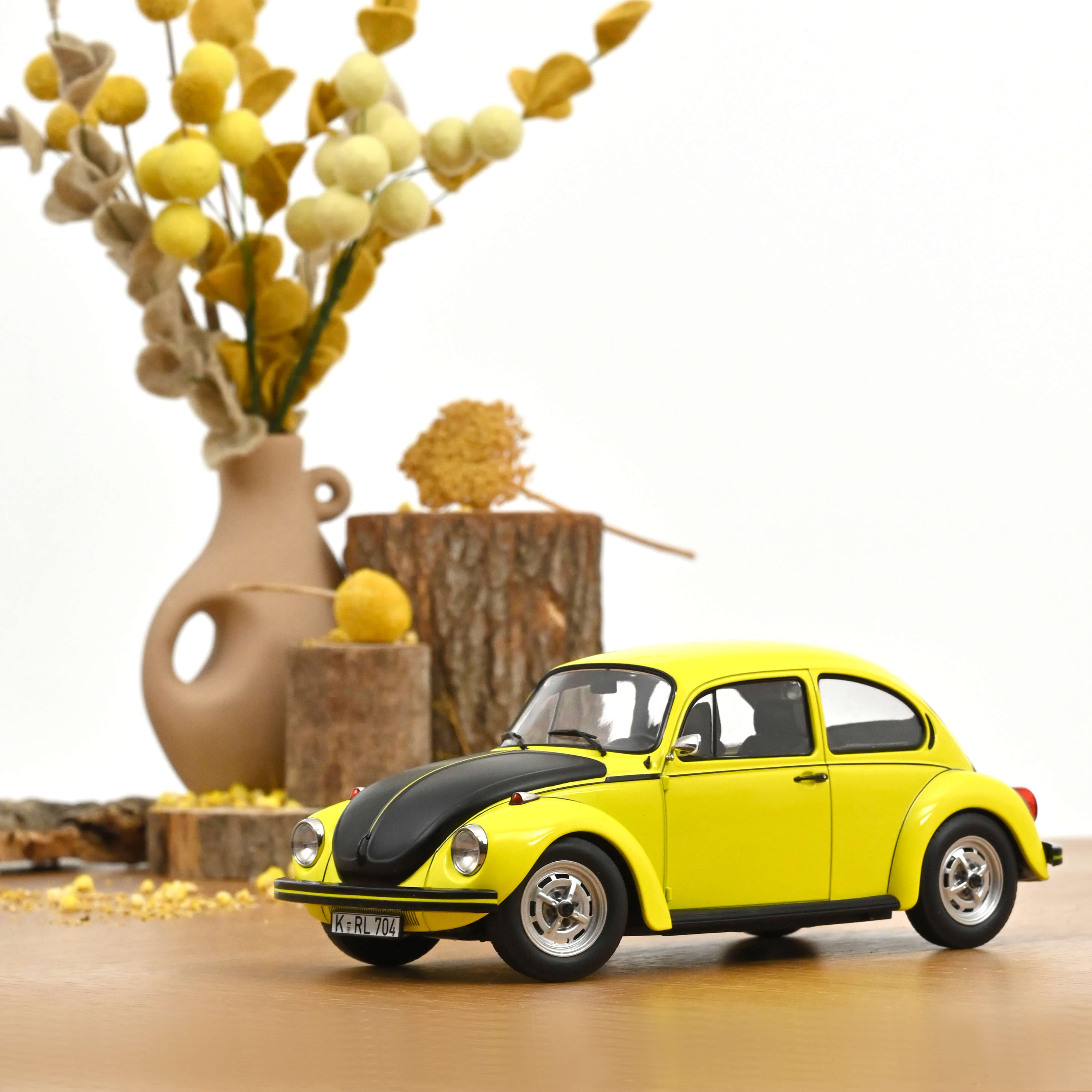 norev-vw-1303-maggiolino-super-beetle-1973-gialla-e-nera-modellino-1-18 image 1