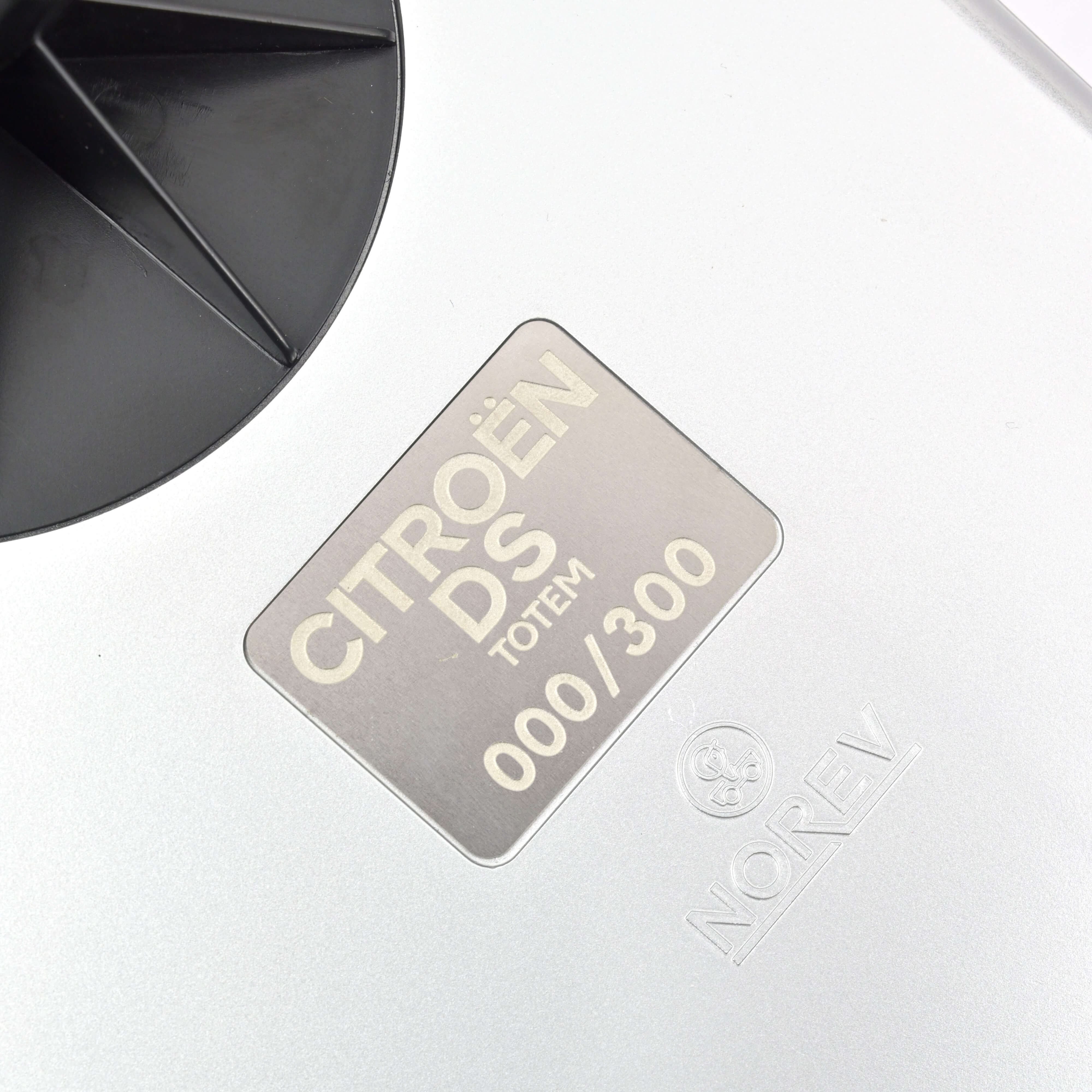 norev-citro-n-ds-19-totem-1957-modellino-1-12-grigio-metallizzato-300-pz image 3