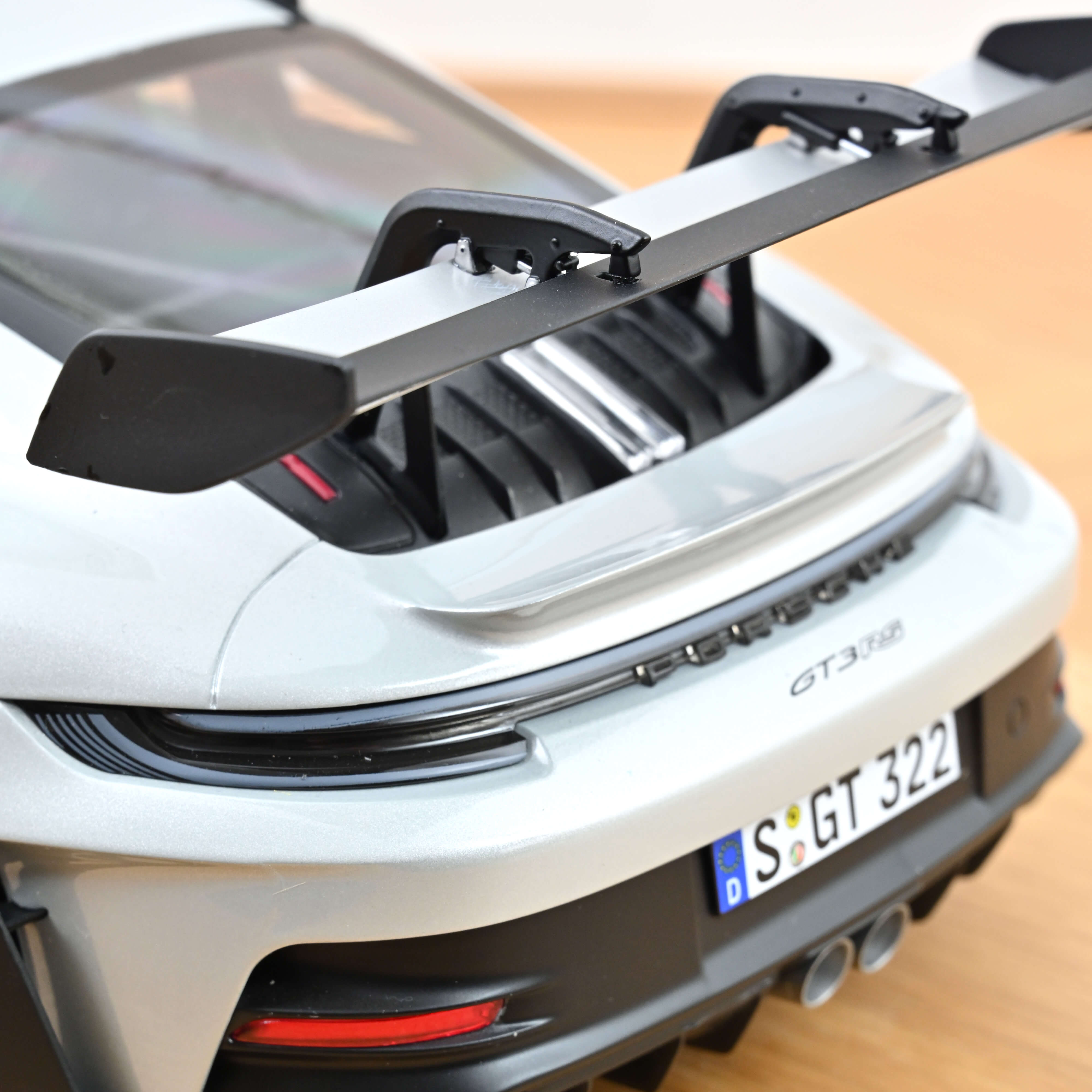 norev-porsche-911-gt3-rs-992-2022-argento-gt-metallizzato-nero-1-12-500-pz image 5