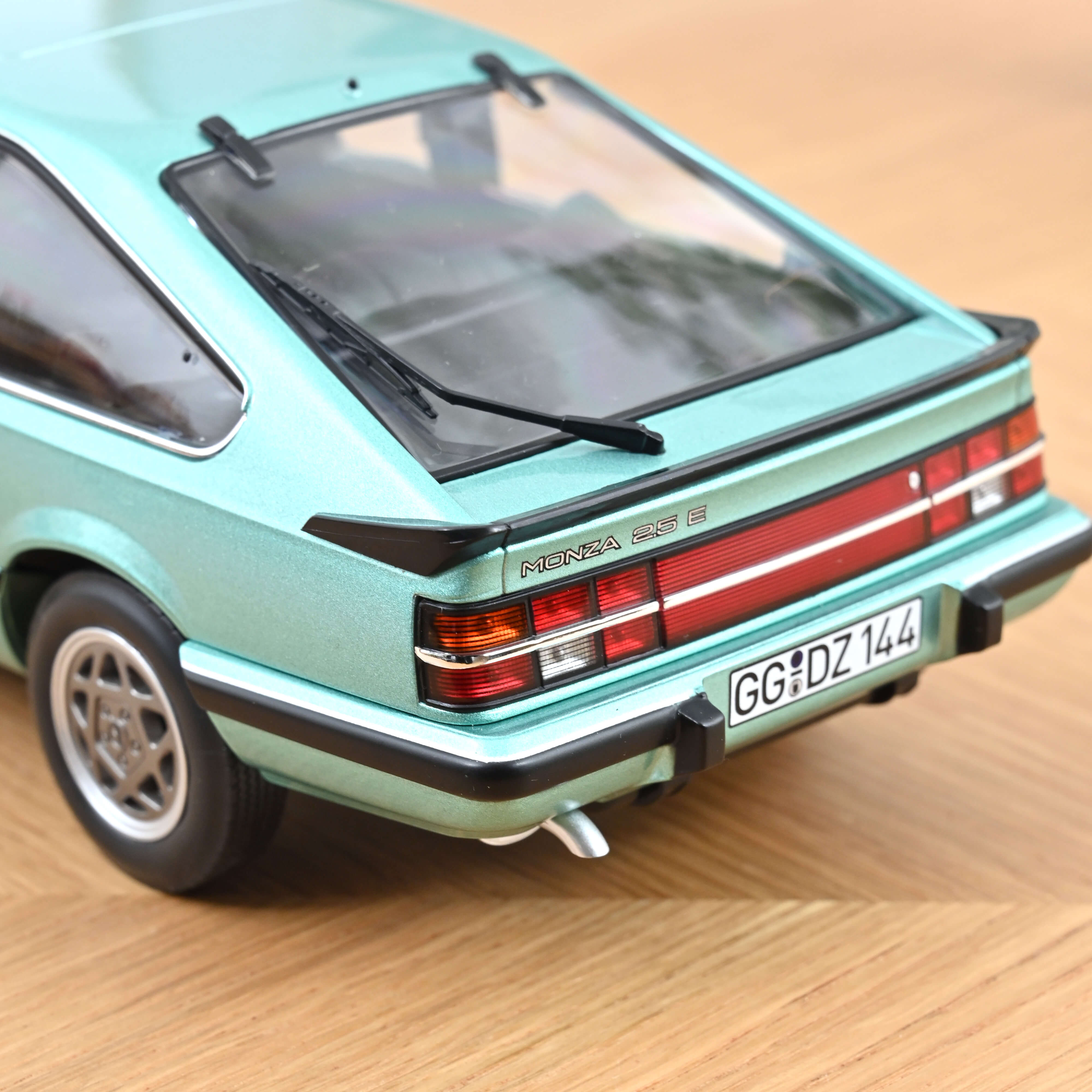 norev-opel-monza-2-5-e-1983-verde-berillo-metallizzato-1-18-modellino-auto-young image 4