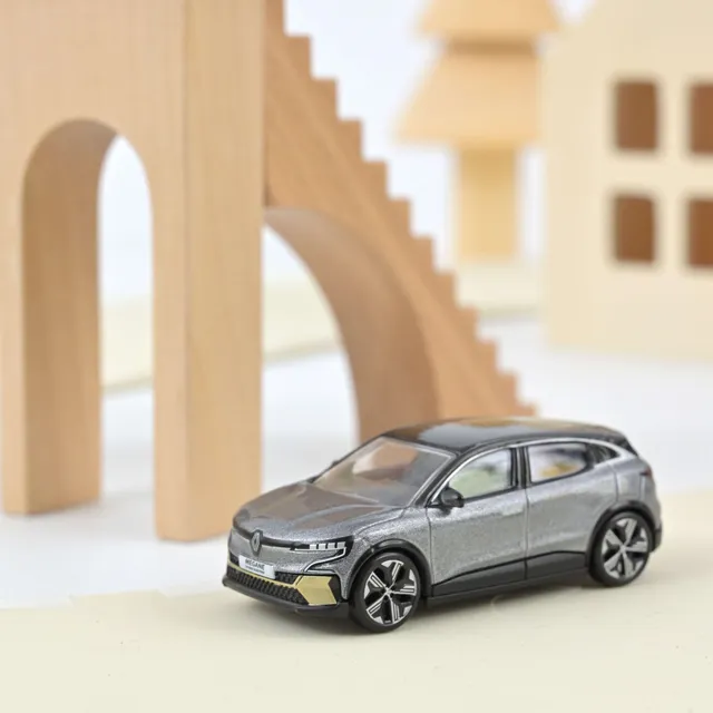 norev-renault-megane-e-tech-100-electric-2022-grigio-shadow-e-nero-modellino-1-6 image 1