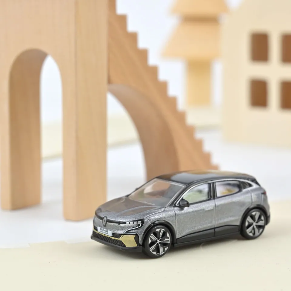 norev-renault-megane-e-tech-100-electric-2022-grigio-shadow-e-nero-modellino-1-6 image 1
