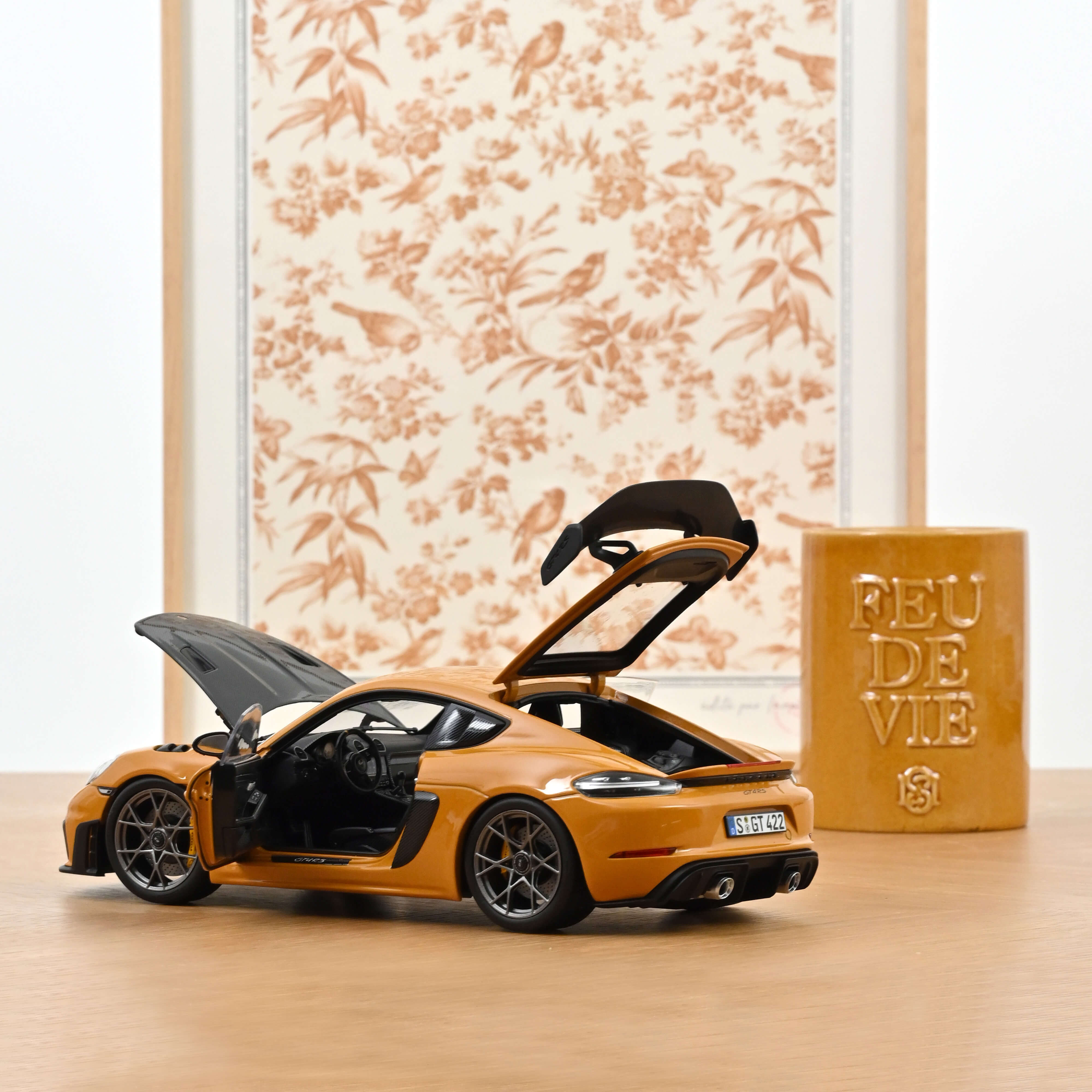 norev-porsche-cayman-gt4-rs-pack-weissach-2023-giallo-bahama-1-18-modellino-die- image 2