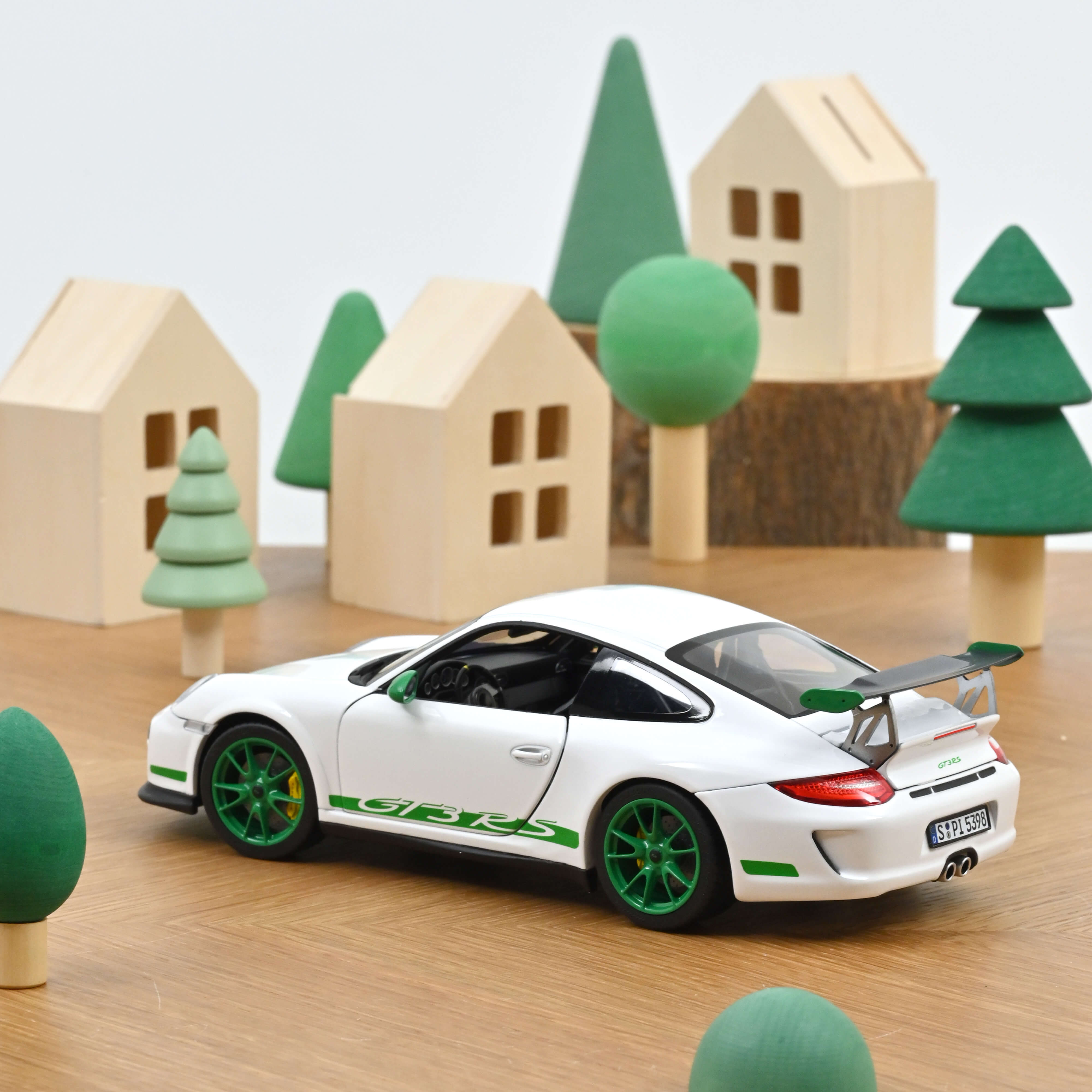 norev-porsche-911-gt3-rs-997-2009-modellino-auto-1-18-bianco-verde-python-300pz image 3