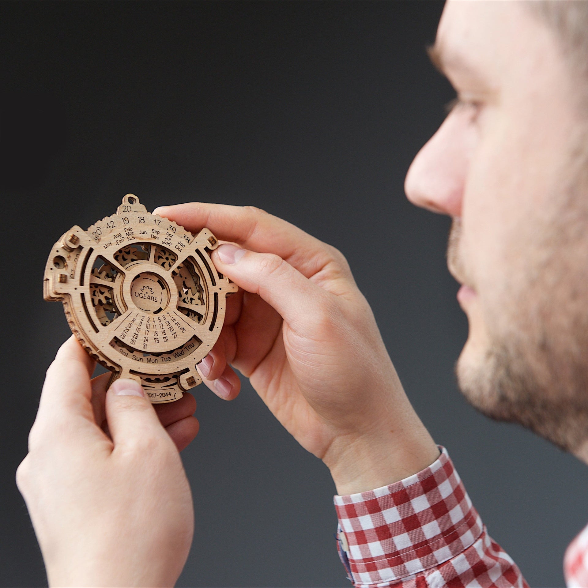 ugears-date-navigator-2-0-calendario-meccanico-steampunk-da-costruire image 7