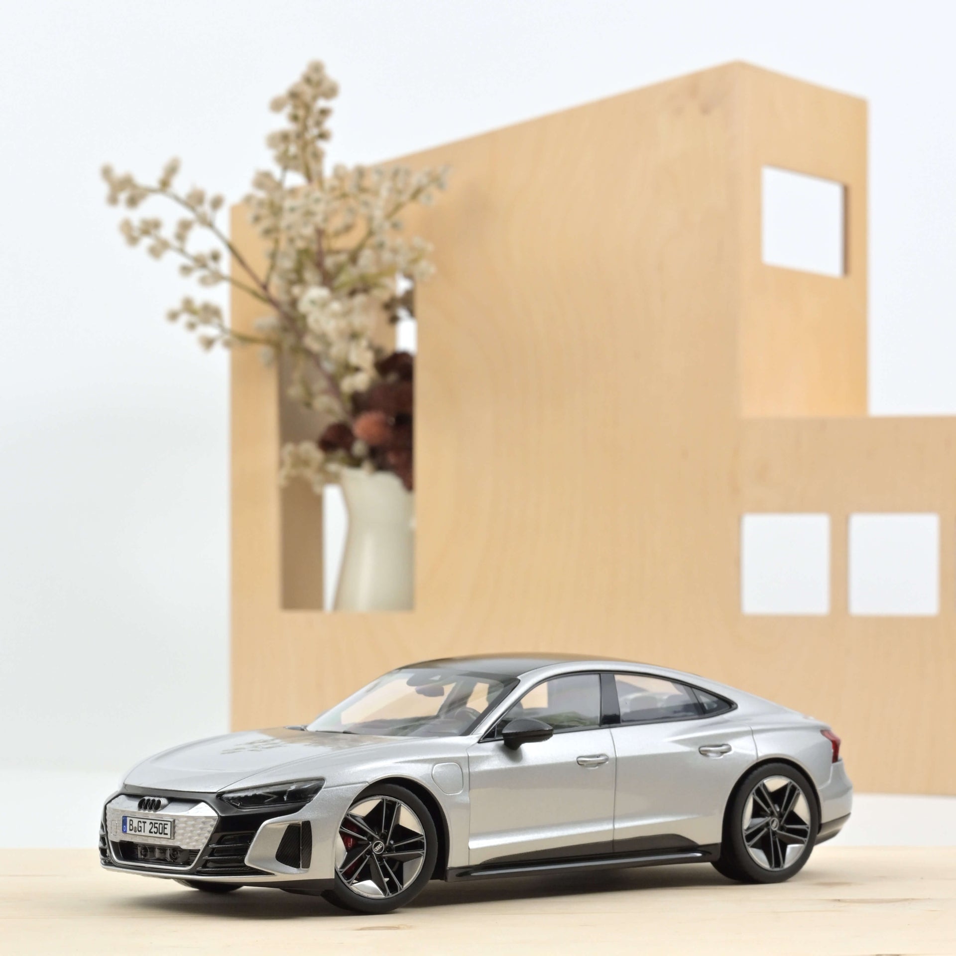norev-audi-rs-e-tron-gt-2021-modellino-auto-1-18-argento image 1