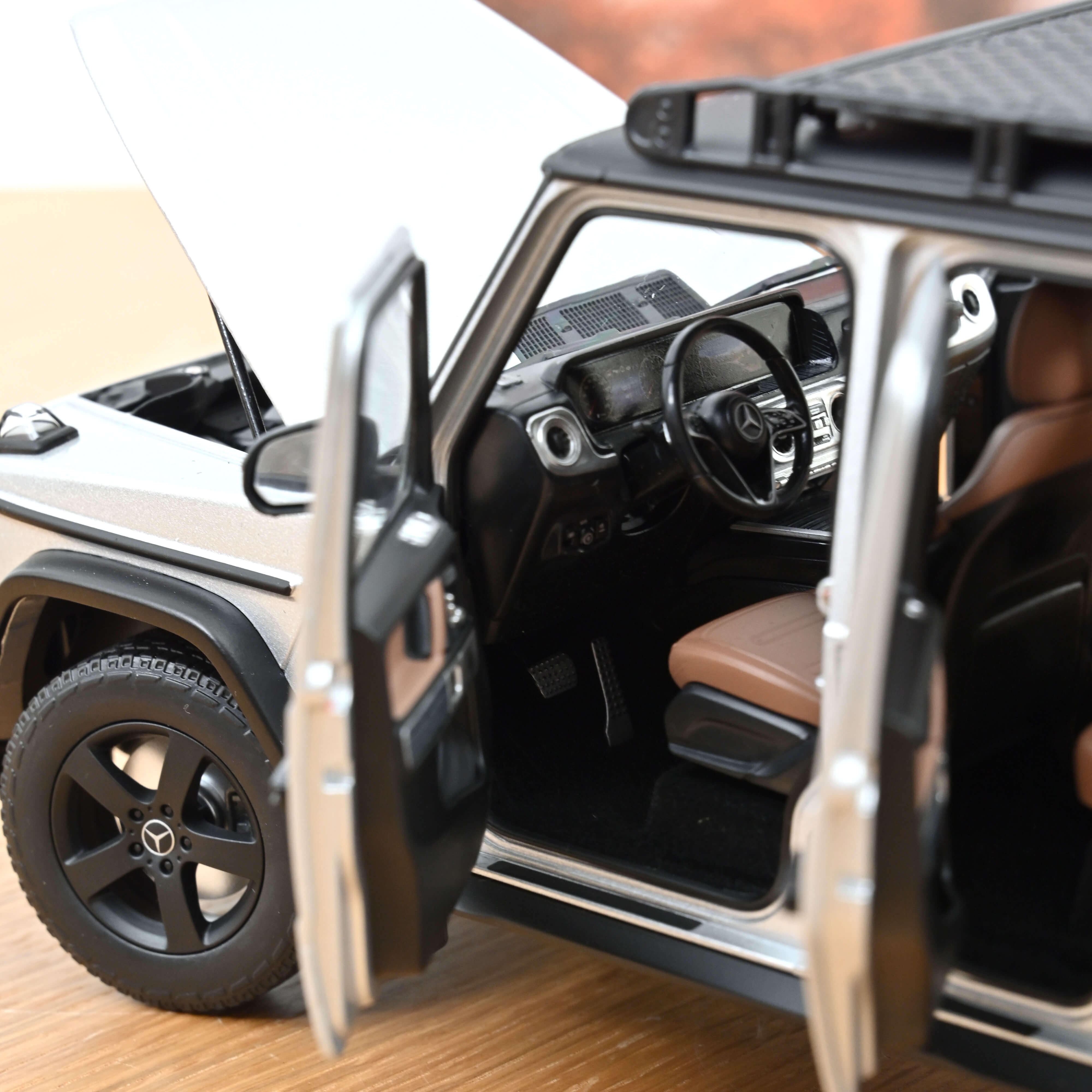 norev-mercedes-benz-classe-g-2024-w463-modellino-auto-1-18-argent-iridium image 5