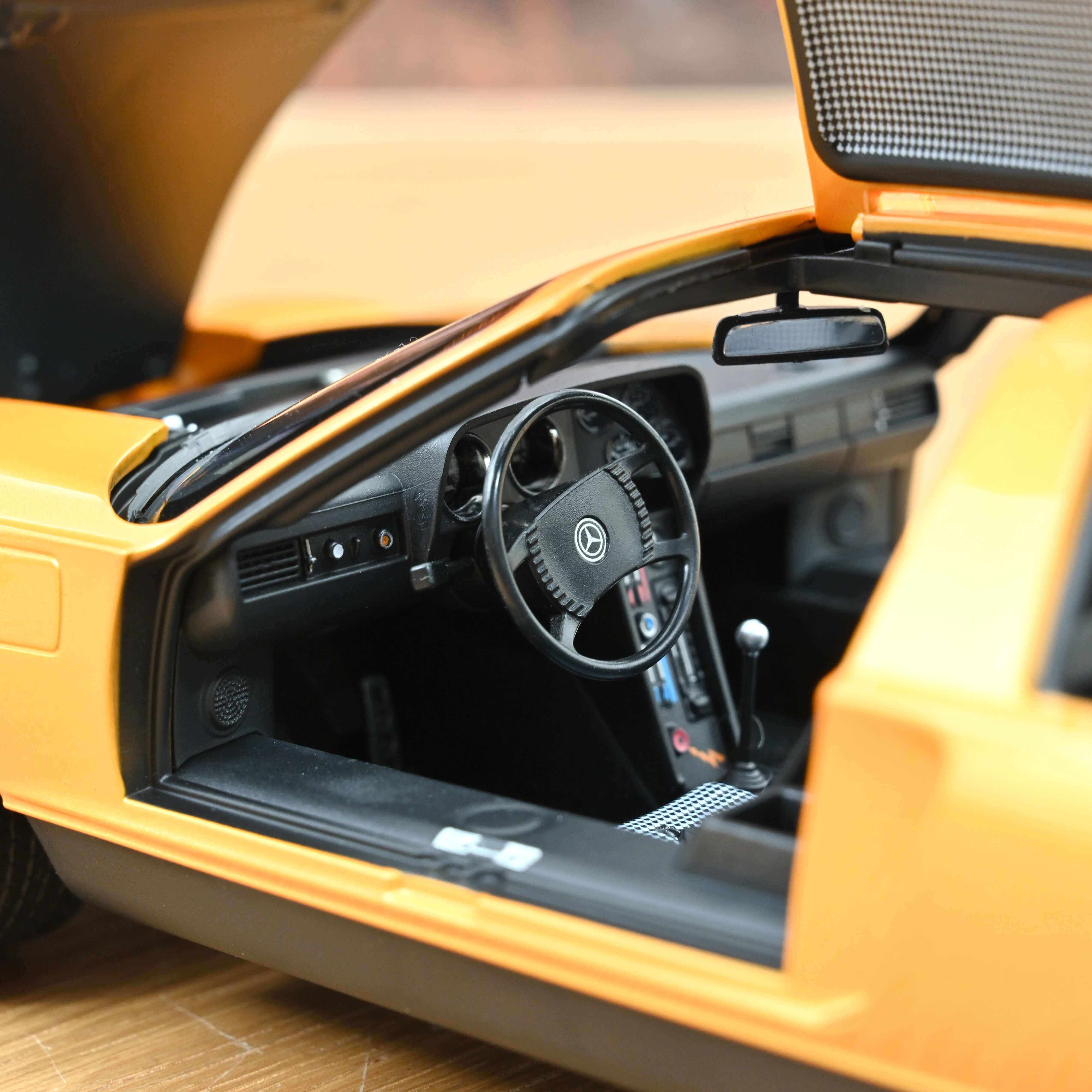norev-mercedes-benz-c-111-ii-1970-weissherbst-1-18 image 6