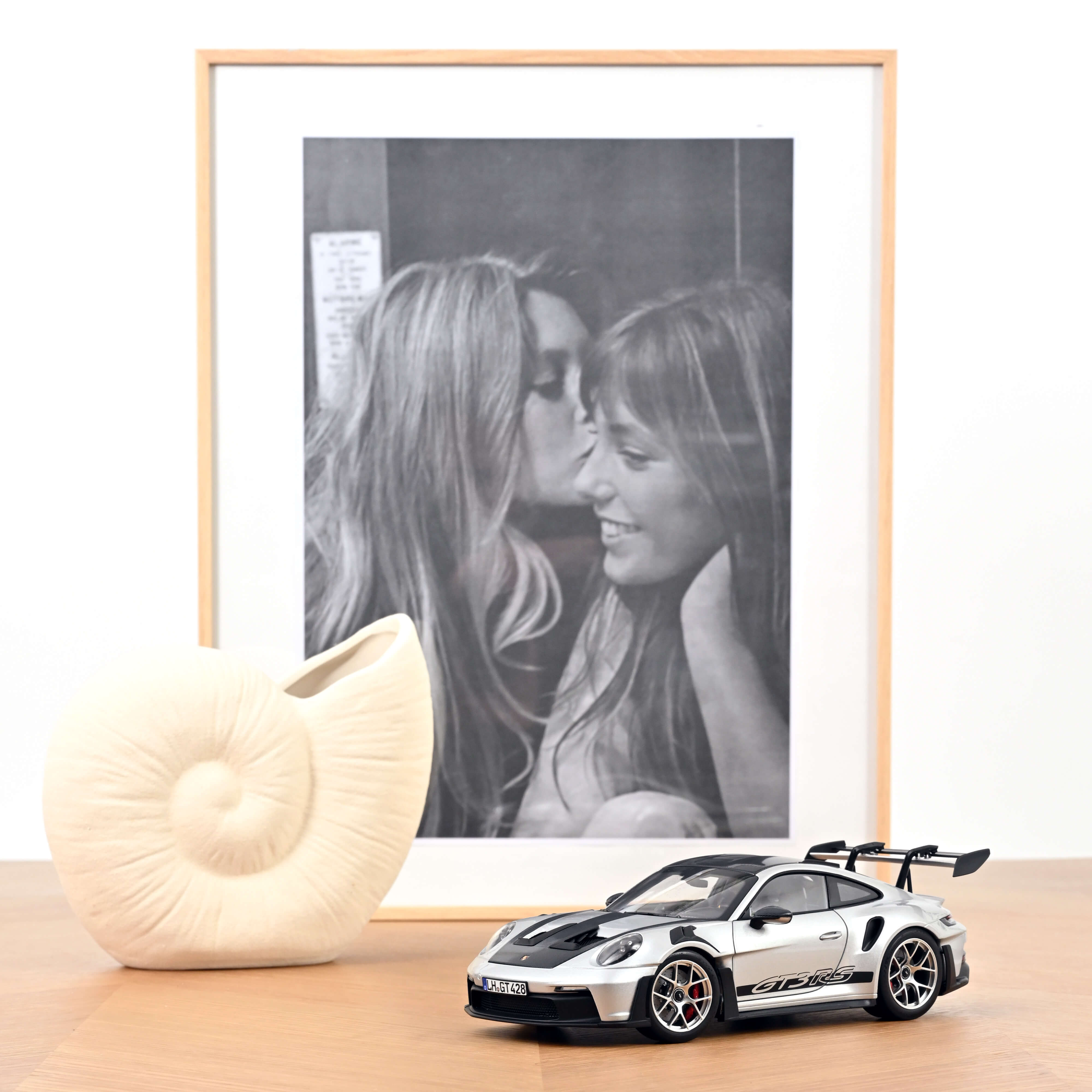 norev-porsche-911-gt3-rs-pack-weissach-2022-modellino-auto-1-18-argento-gt-metal image 1