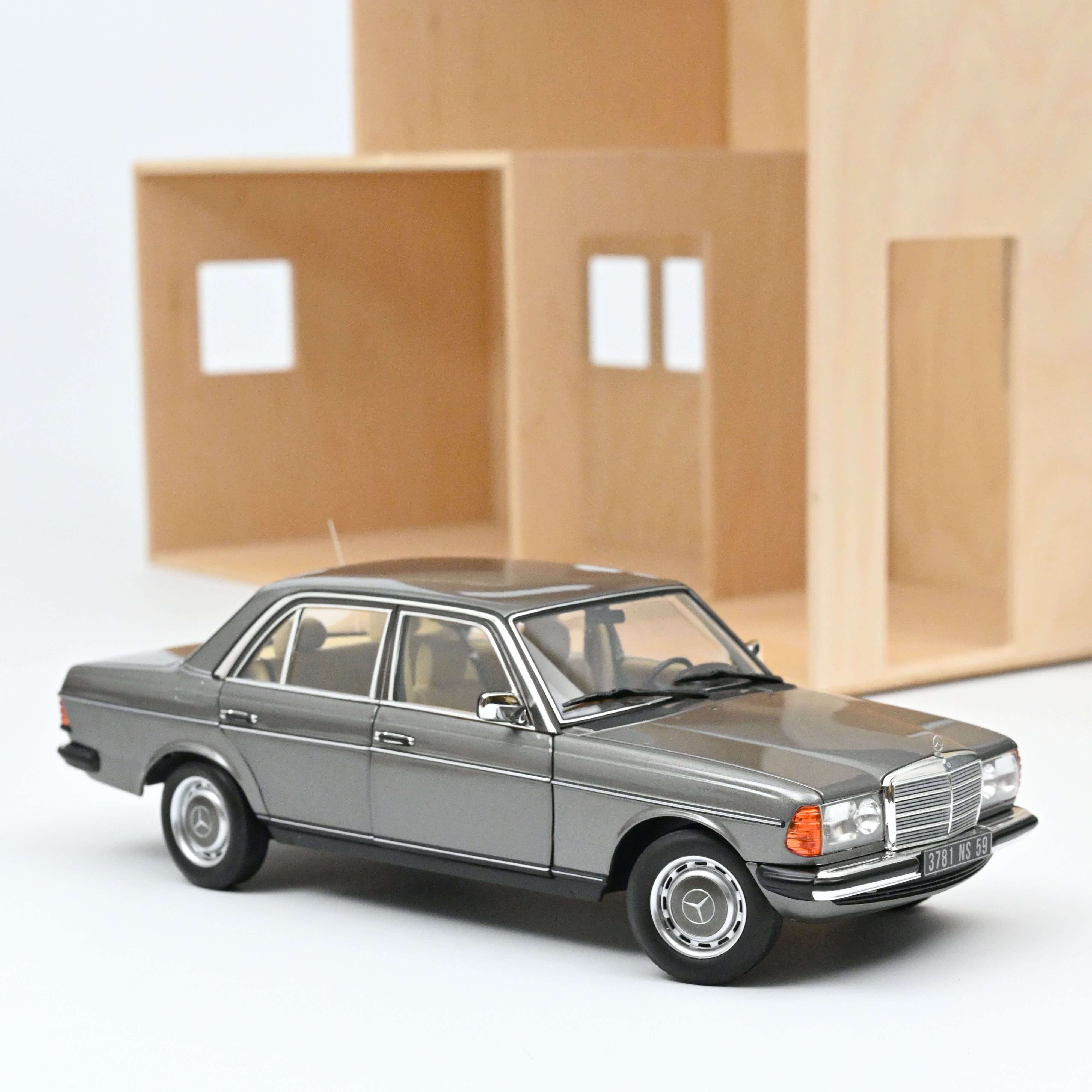 norev-mercedes-benz-200-1982-antracite-metallizzato-1-18-modellino-auto image 1