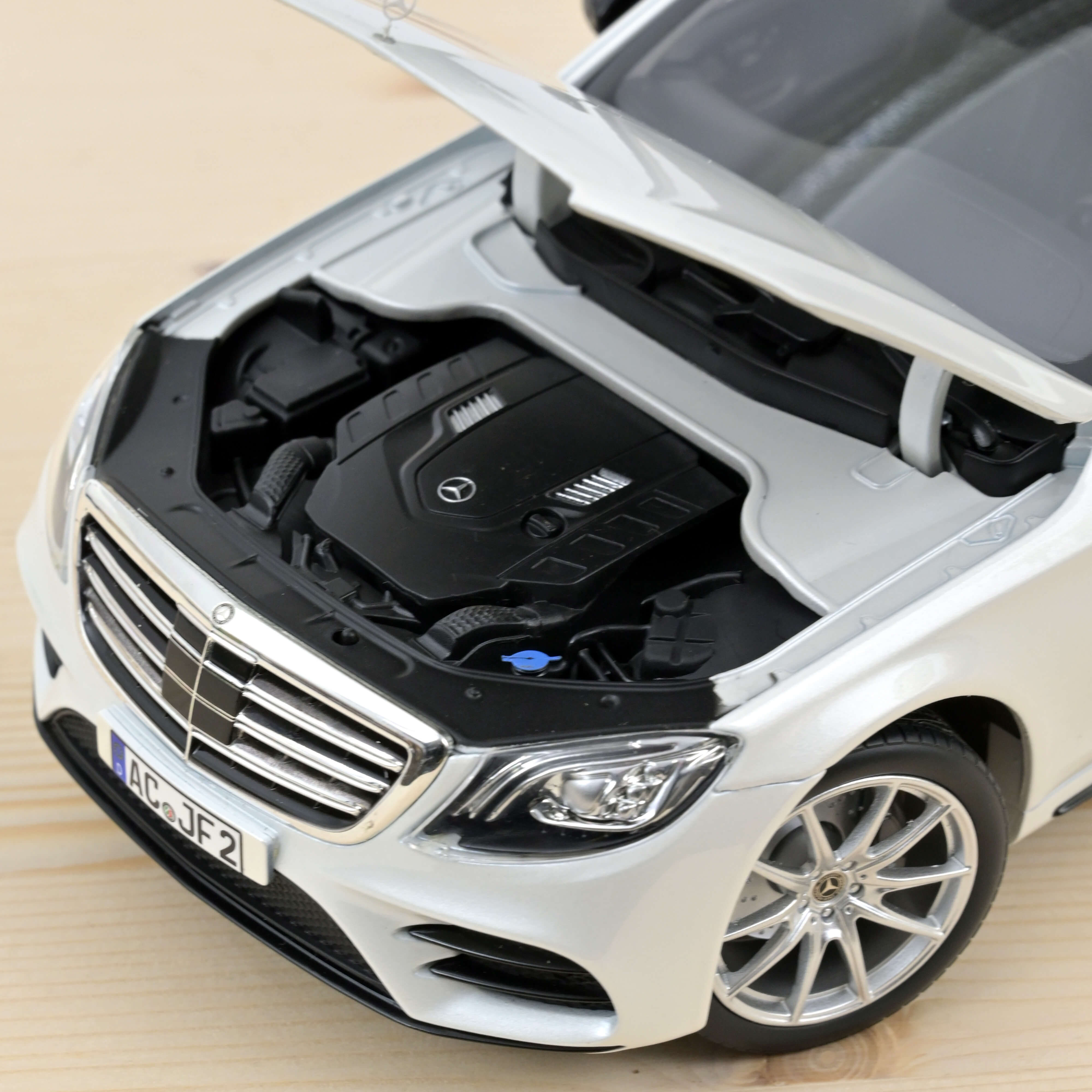 norev-mercedes-benz-classe-s-amg-line-2018-bianco-metallizzato-modellino-auto-1- image 3