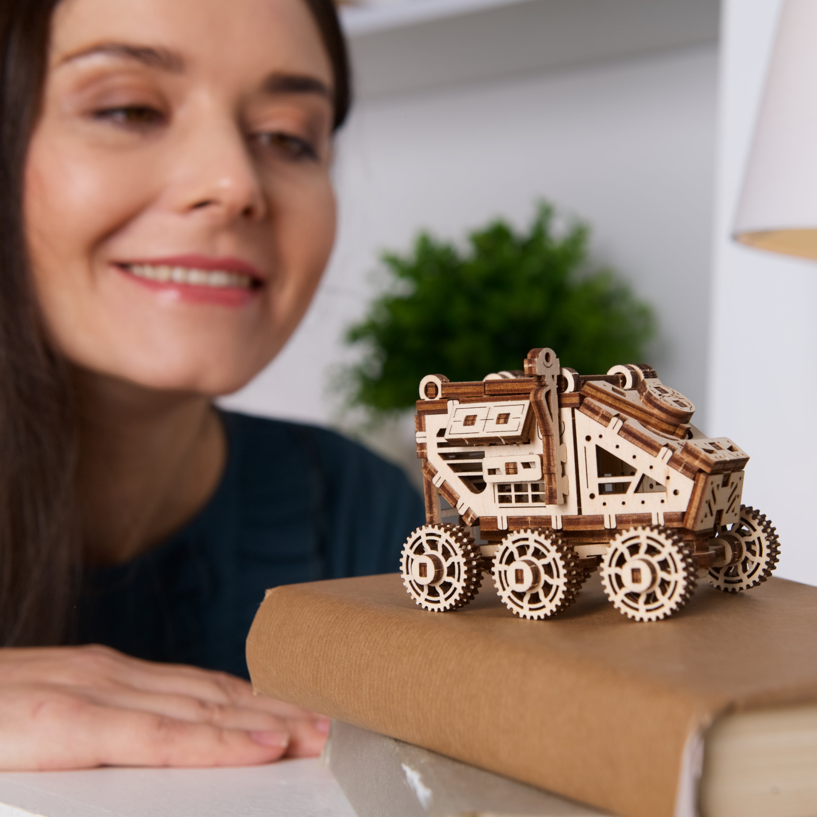 ugears-mars-buggy-mini-rover-spaziale-meccanico-in-legno image 6