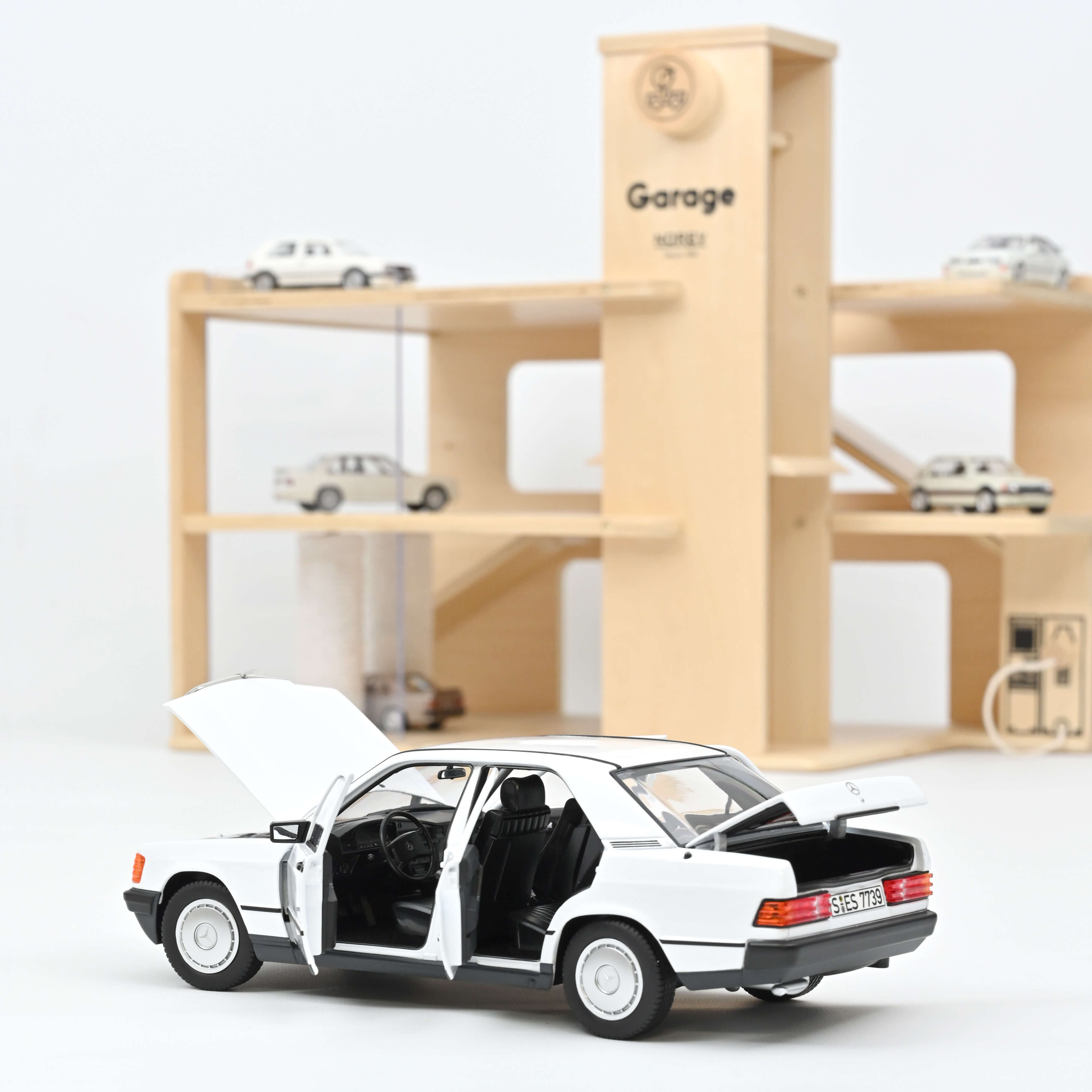 norev-mercedes-benz-190-e-1984-bianca-modellino-auto-1-18 image 2