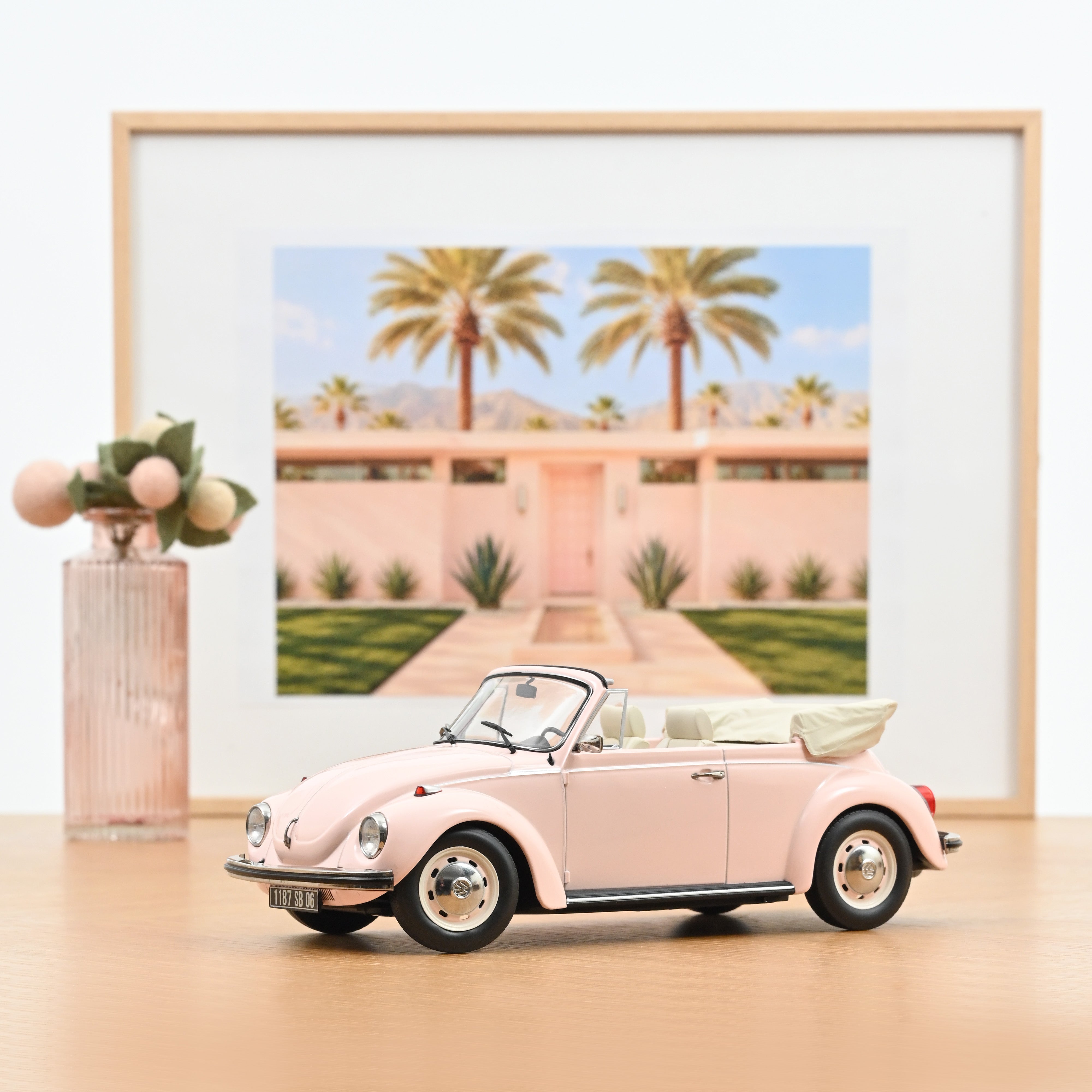 norev-vw-1303-maggiolino-cabriolet-1972-rosa-1-18-edizione-limitata-200-pcs image 1