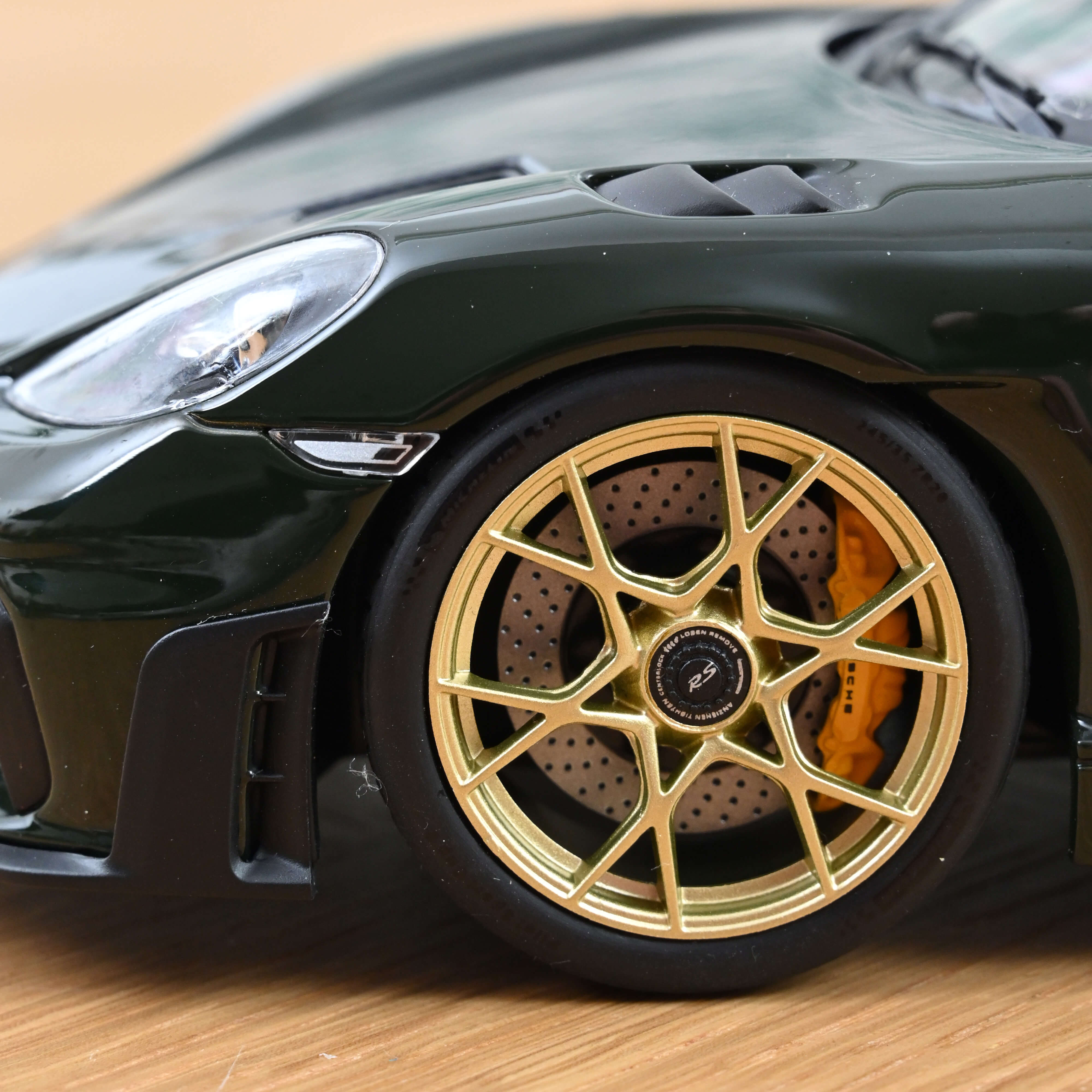 norev-porsche-cayman-gt4-rs-pack-weissach-2023-modellino-auto-1-18-verde-brewste image 7