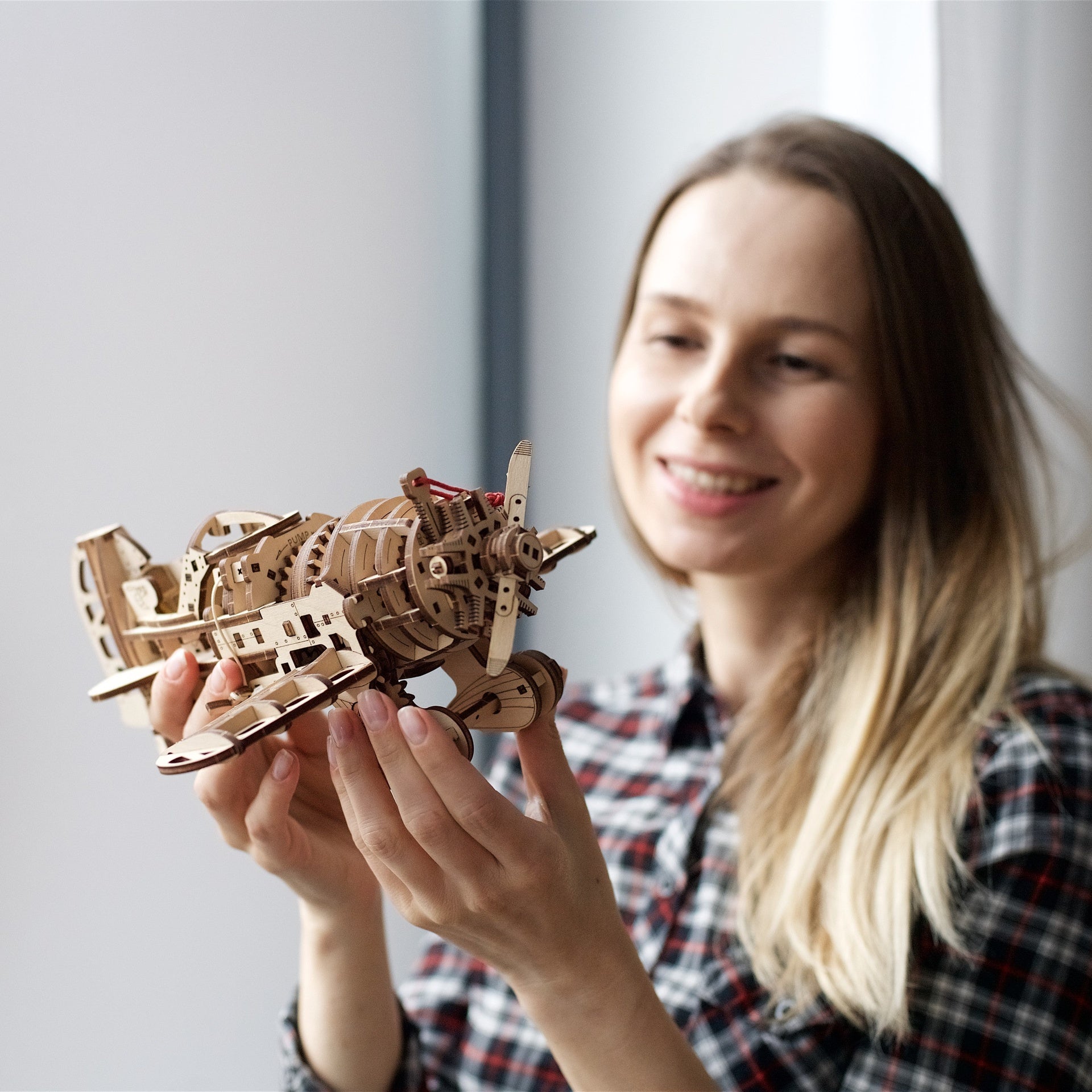 ugears-mad-hornet-airplane-modello-meccanico-in-legno-da-assemblare image 8