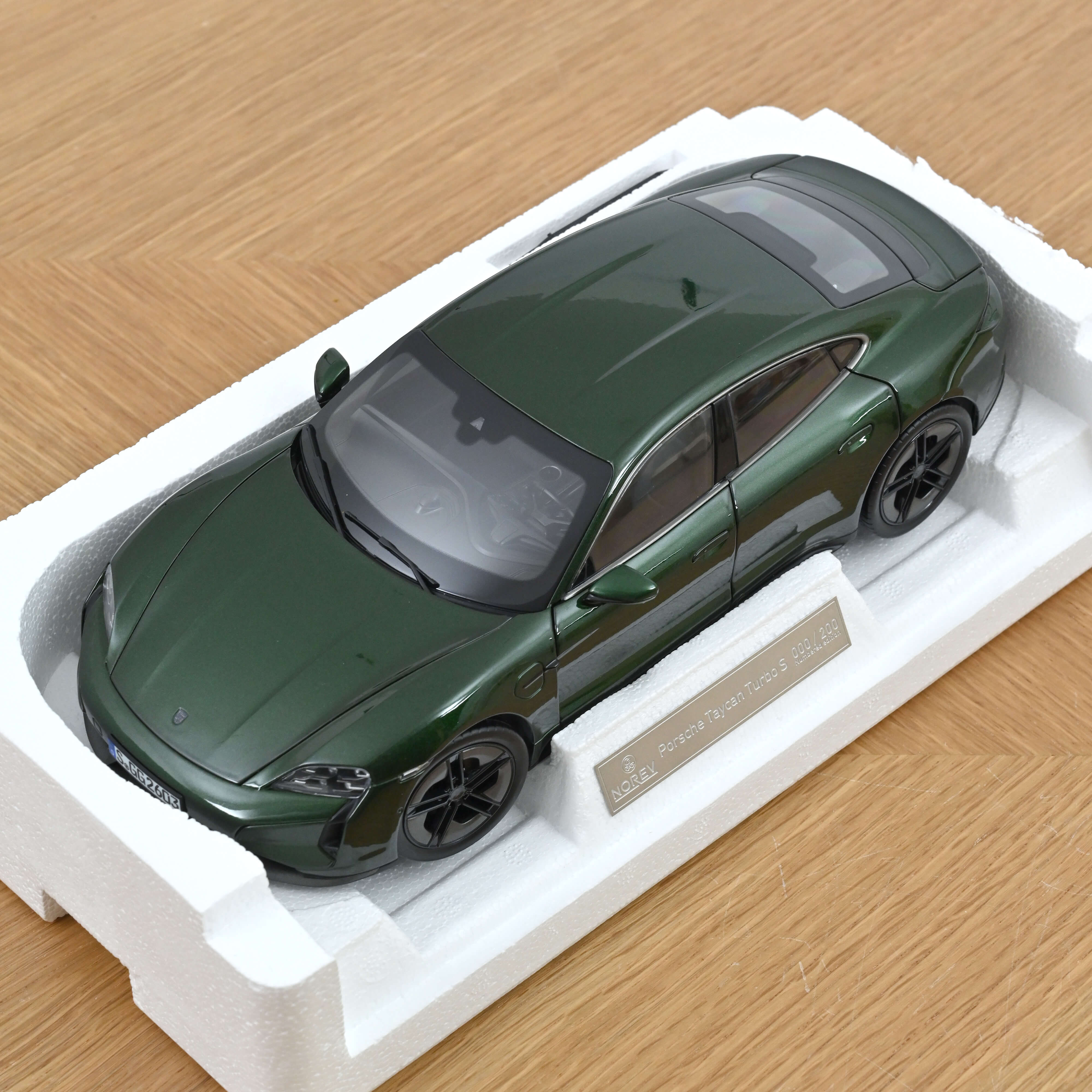 norev-porsche-taycan-turbo-s-2024-verde-quercia-neo-1-18-200-pz image 6