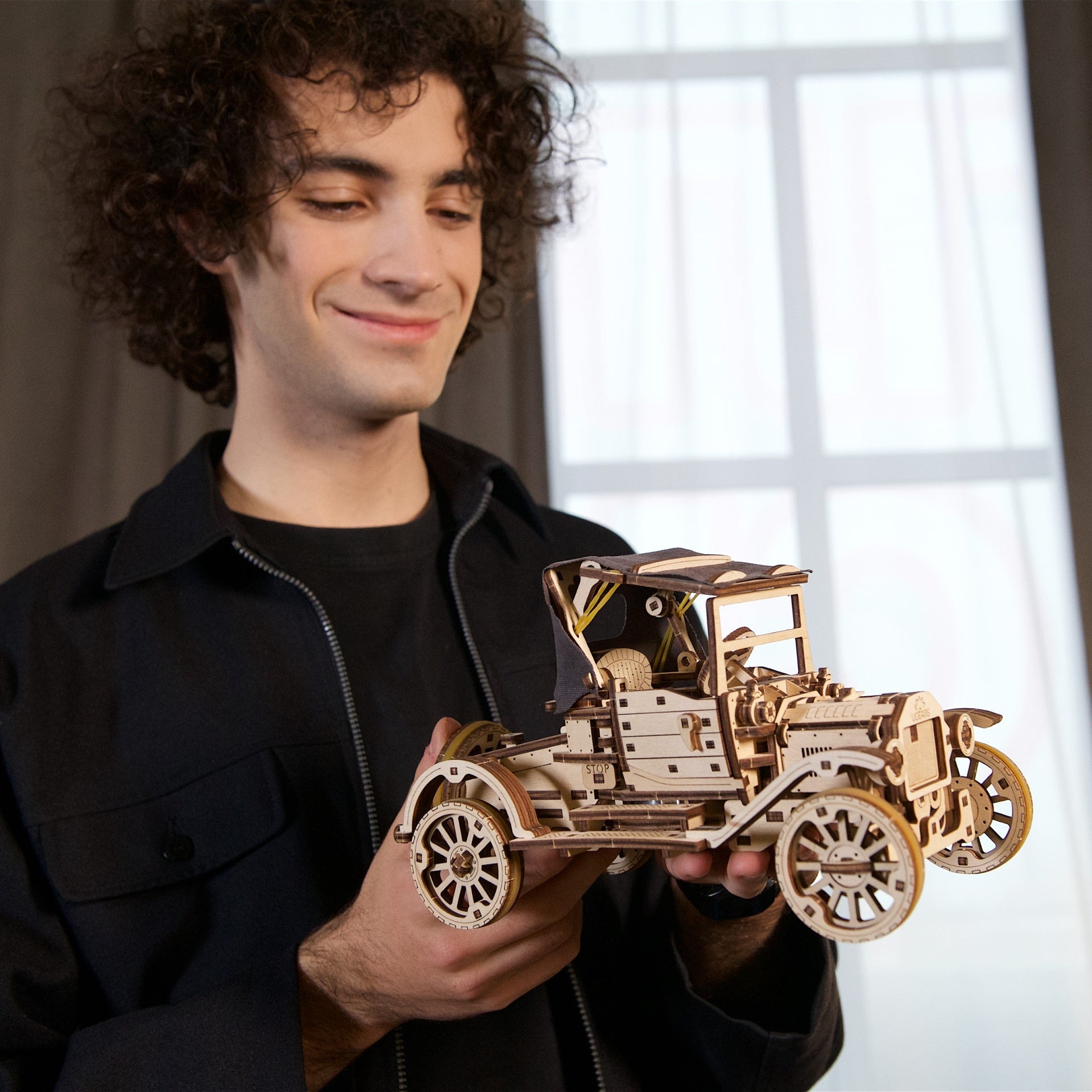 ugears-retro-car-ugr-t-modellino-meccanico-in-legno-da-costruire-con-motore-a-mo image 8