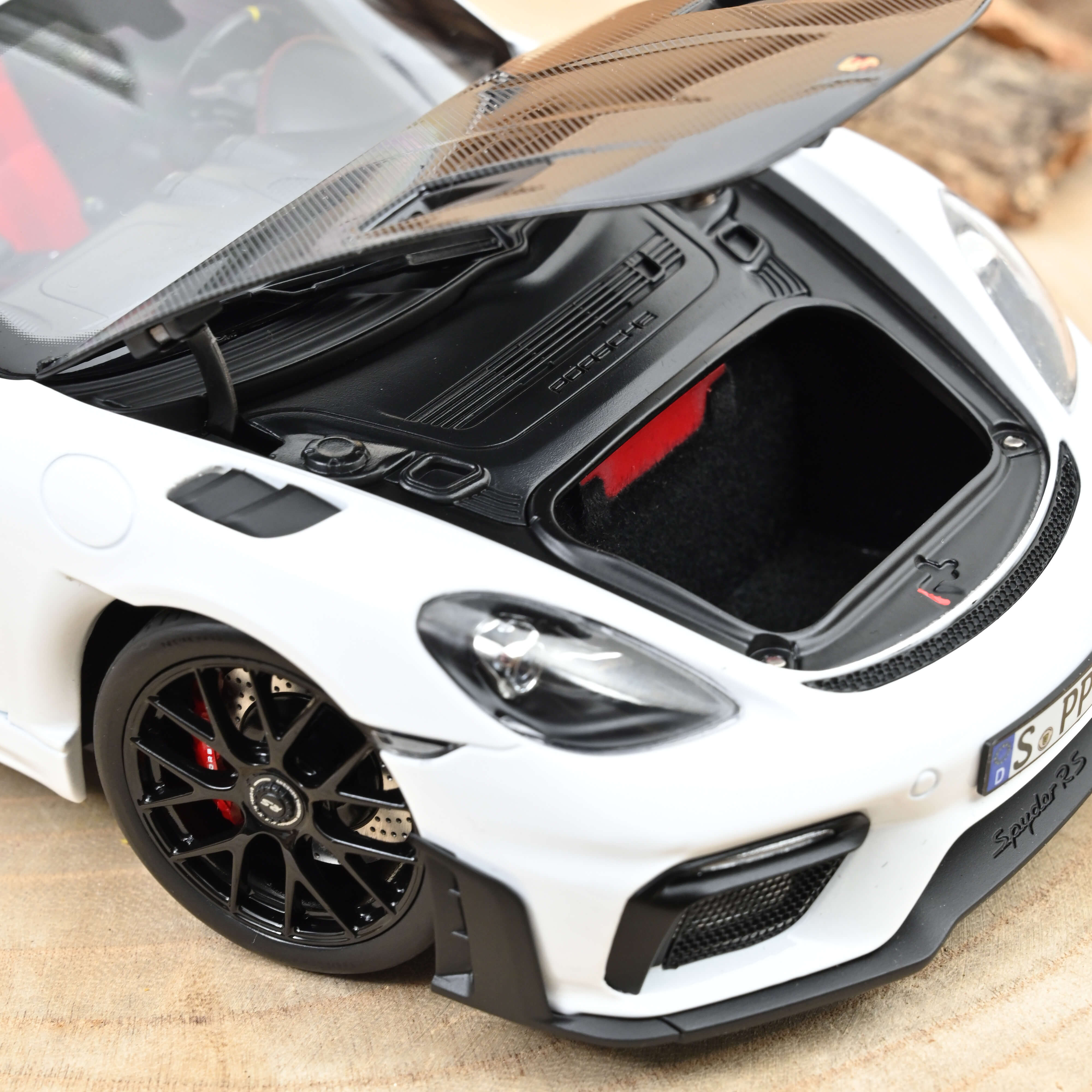 norev-porsche-718-spyder-rs-pack-weissach-2023-modellino-auto-1-18-bianco image 6