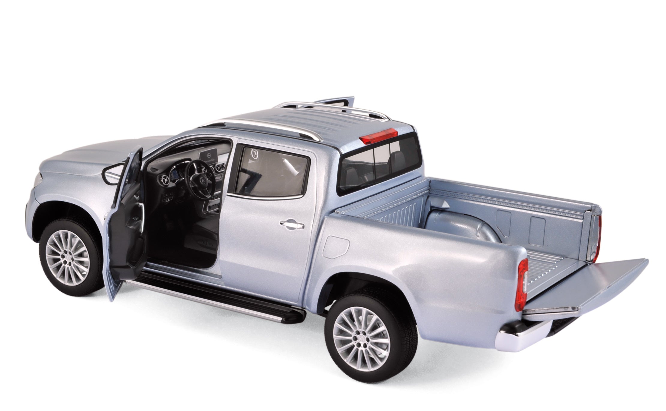 norev-mercedes-benz-classe-x-2017-argento-modellino-pick-up-1-18 image 2