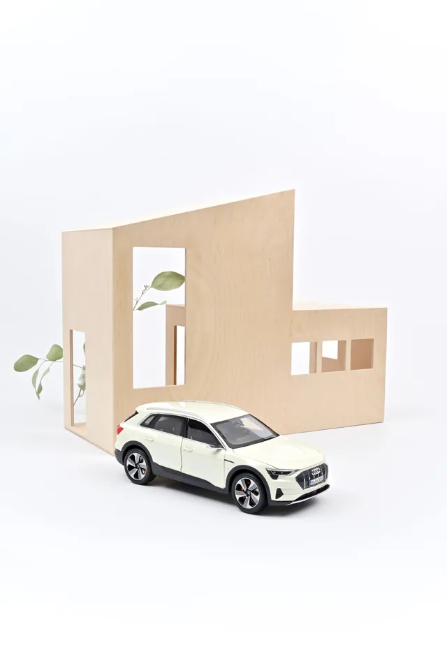 norev-audi-e-tron-2019-modellino-auto-1-18-bianco-metallizzato image 1