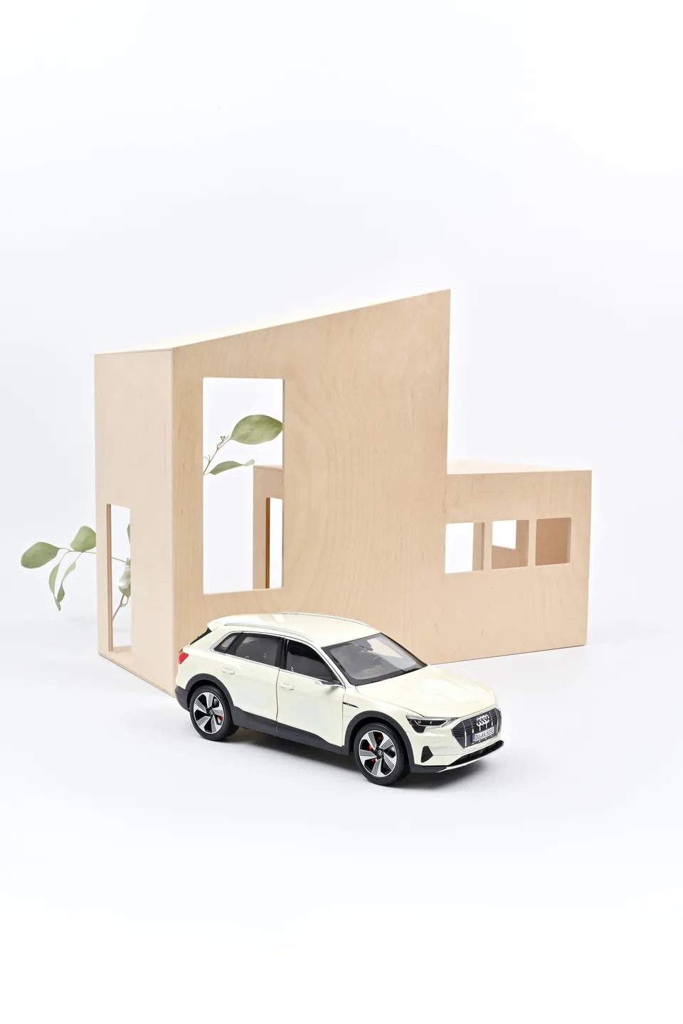 norev-audi-e-tron-2019-modellino-auto-1-18-bianco-metallizzato image 1