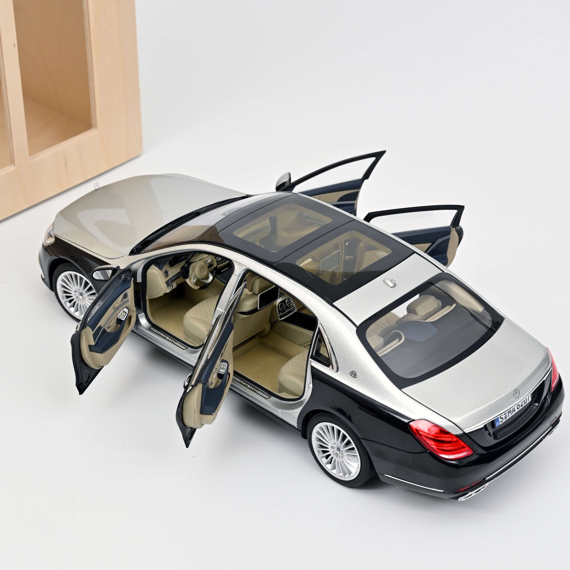 norev-mercedes-maybach-s-650-2018-nero-metallizzato-argento-1-18-modellino-auto- image 1