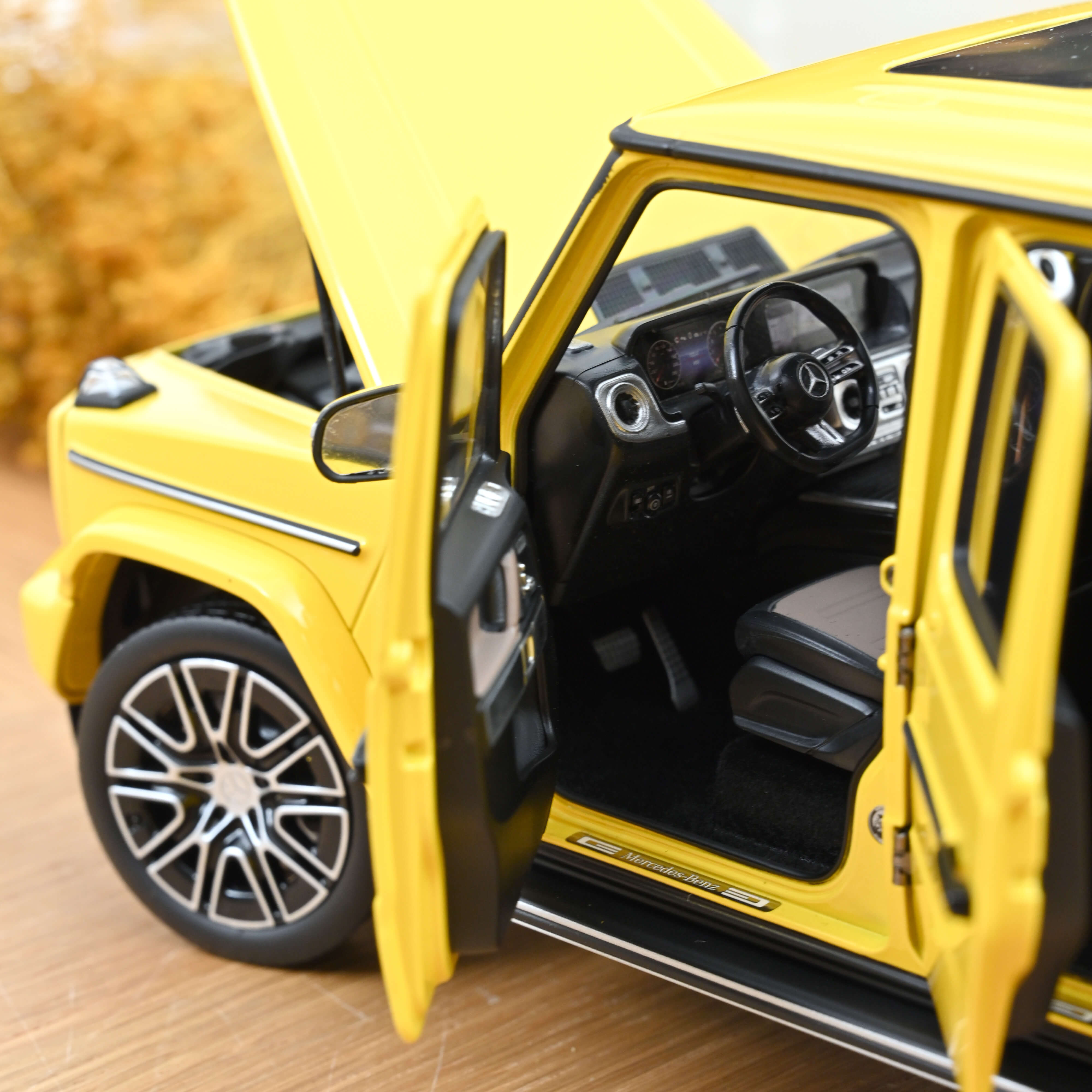 norev-mercedes-benz-classe-g-2024-jaune-soleil-modellino-1-18 image 5