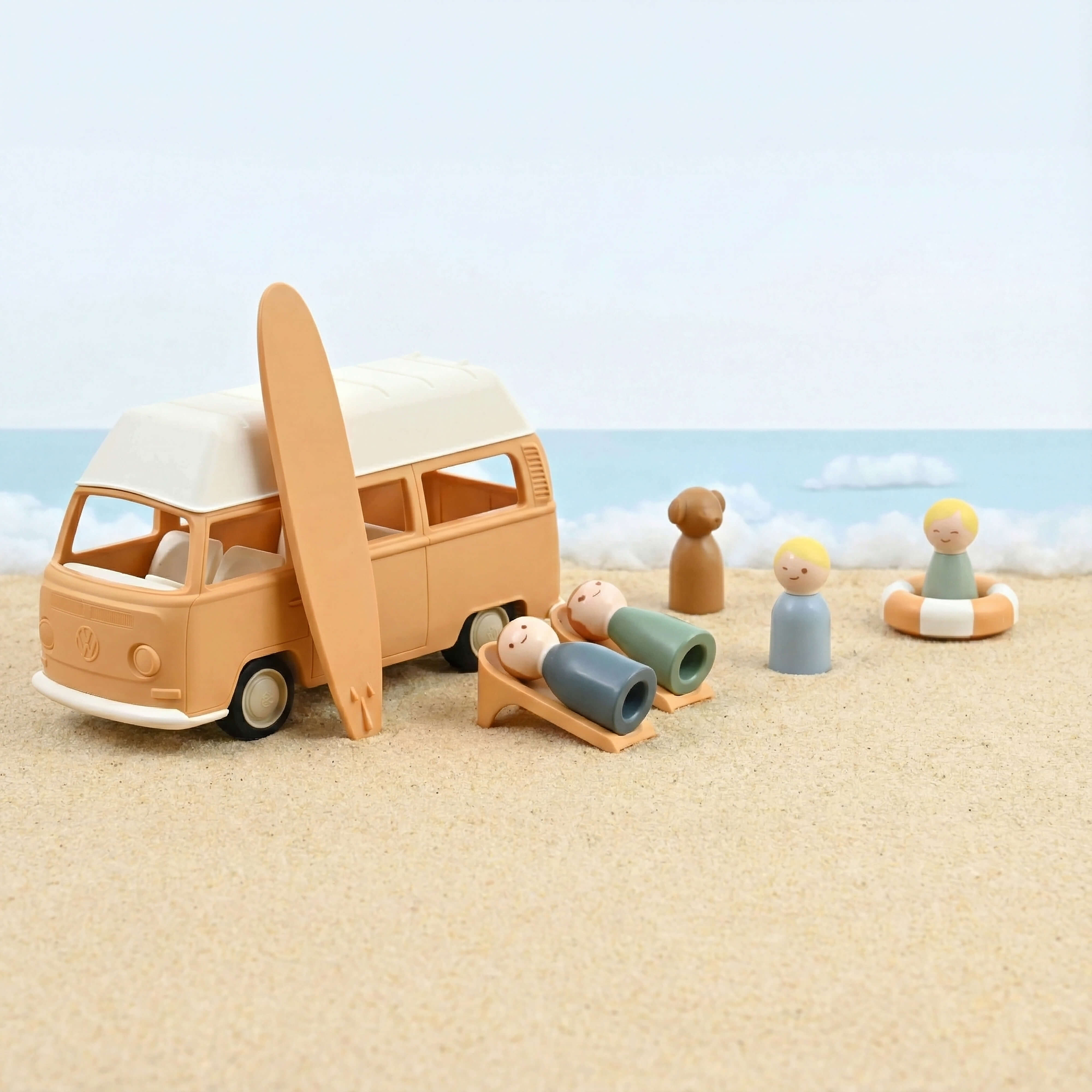 norev-volkswagen-combi-t2-giallo-plastigam-1-24-con-famiglia-e-accessori-mare image 1