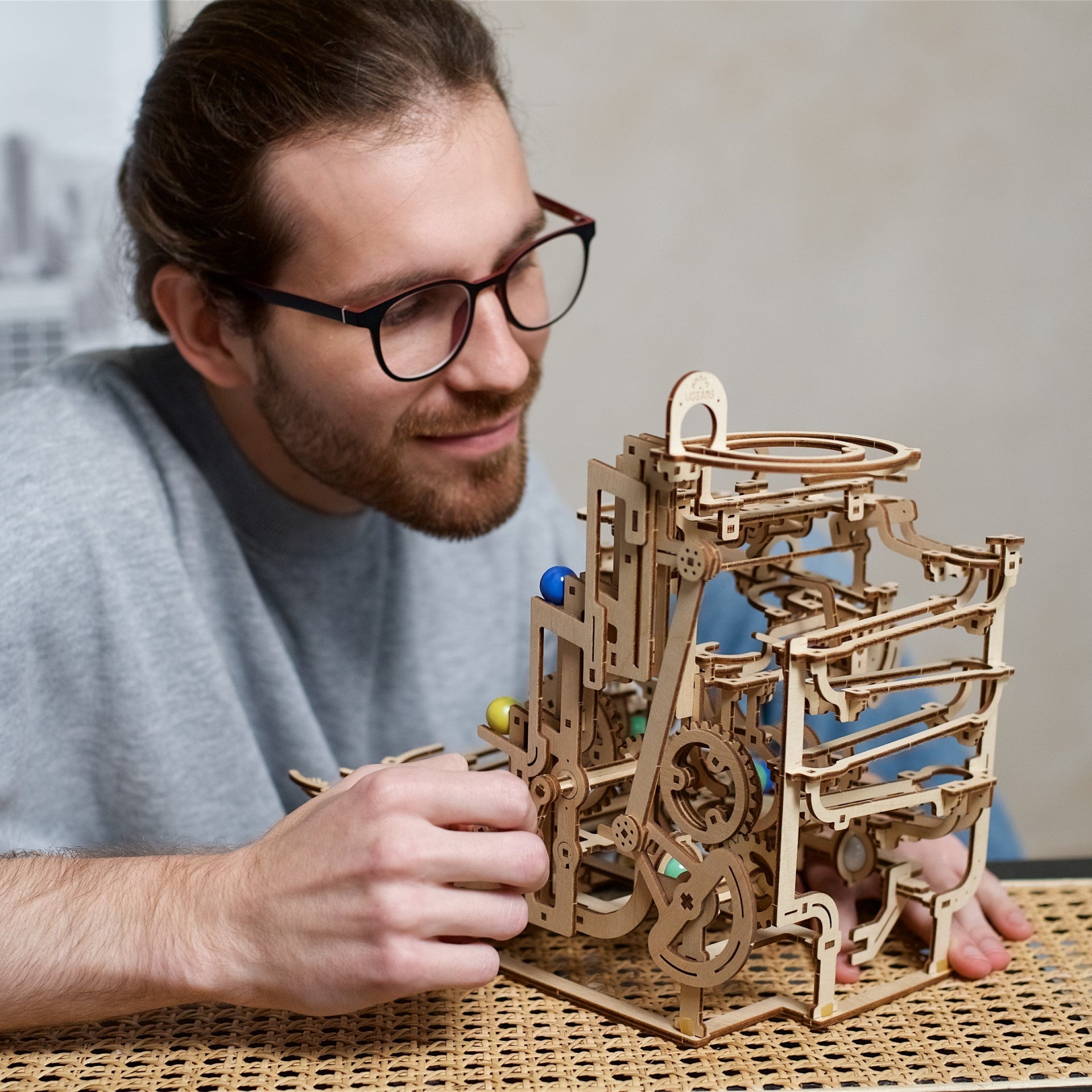 ugears-marble-run-tiered-hoist-pista-per-biglie-meccanica-in-legno image 7