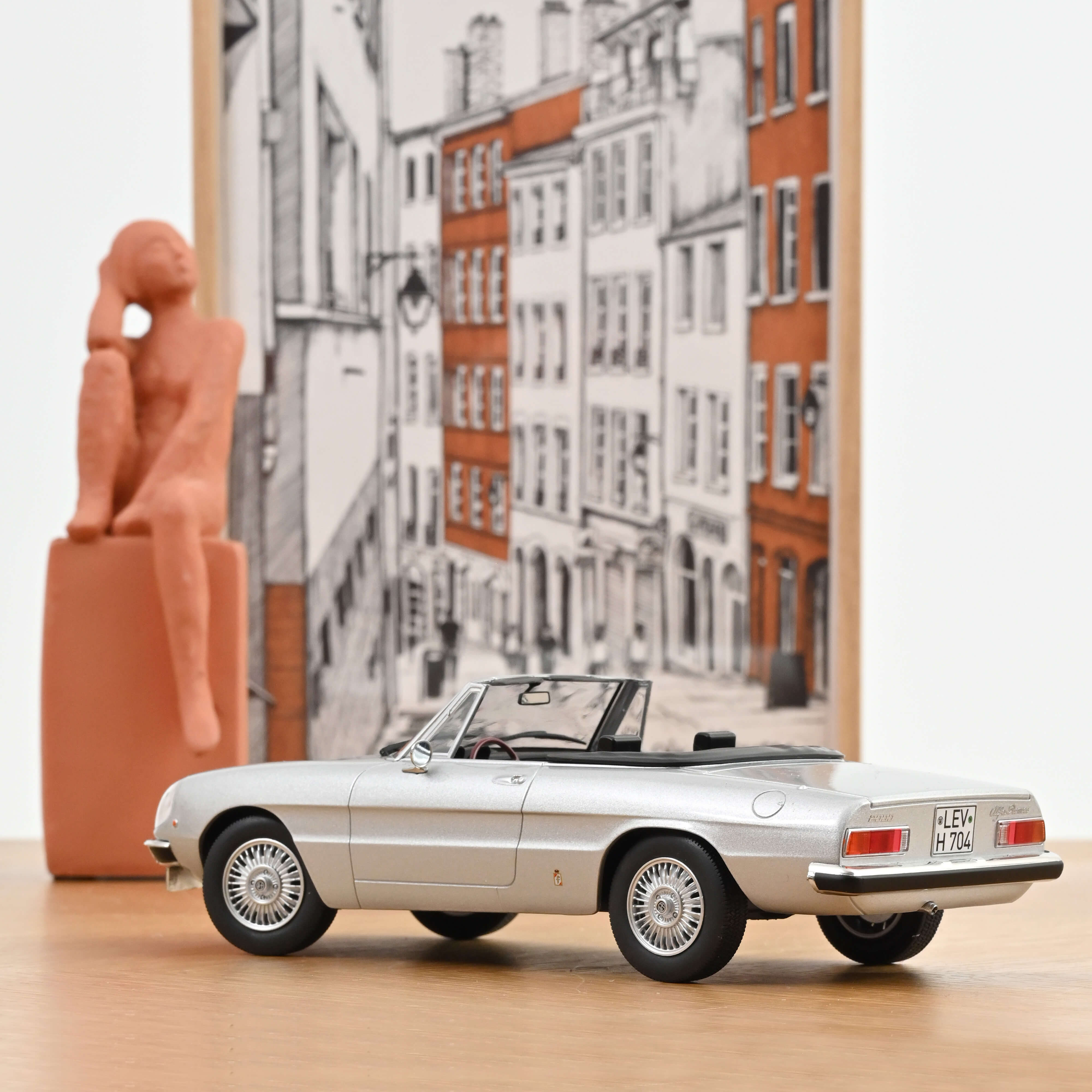 norev-alfa-romeo-2000-spider-1973-1-18-grigio-chiaro-metallizzato image 3