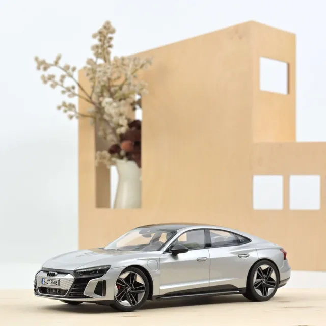 norev-audi-rs-e-tron-gt-2021-modellino-auto-1-18-argento image 1