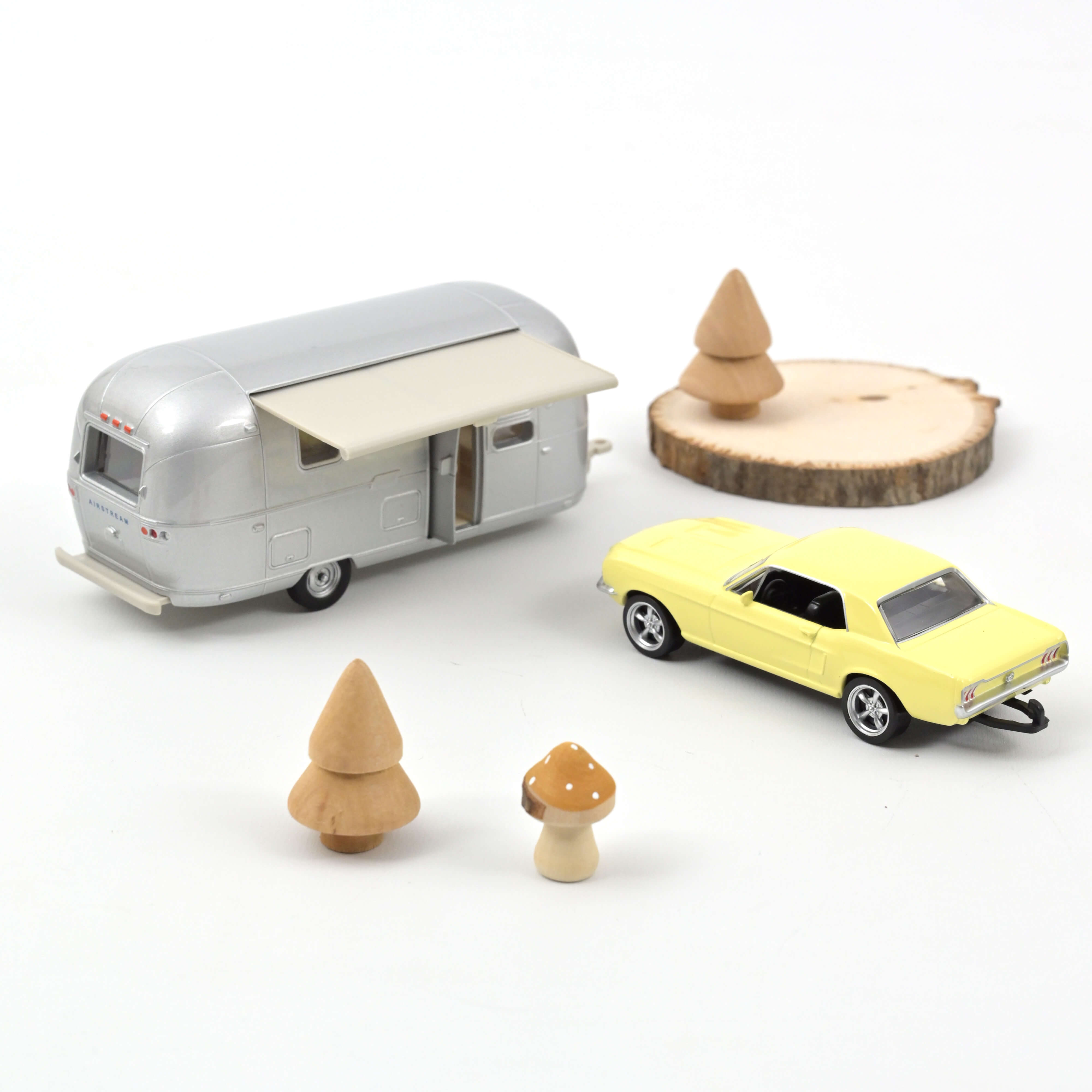 norev-ford-mustang-1968-giallo-meadowlark-roulotte-airstream-1-43-set-auto-d-epo image 2