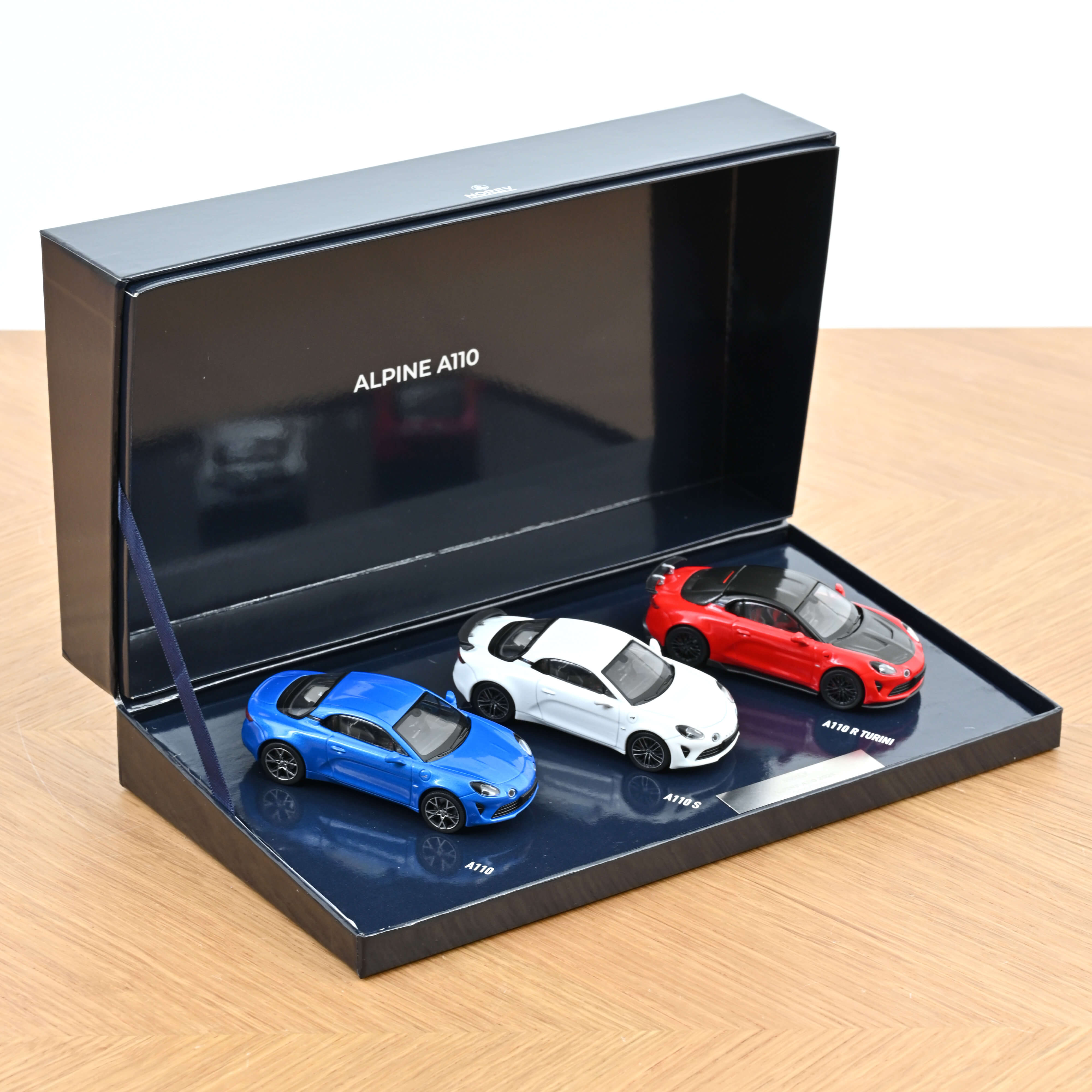 norev-coffret-alpine-a110-2025-tricolore-1-43-modellino-auto-set-3-pezzi-edizion image 1