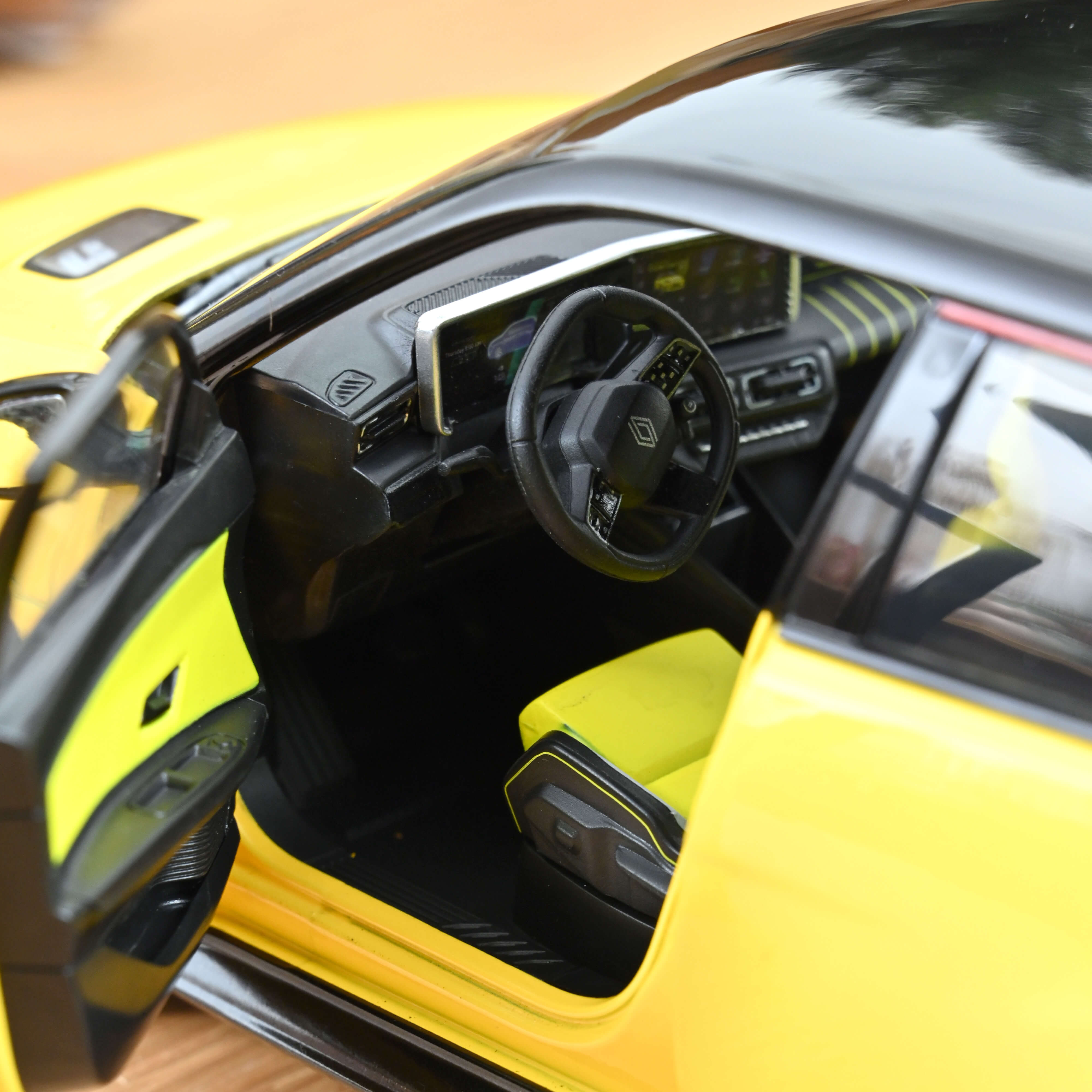 norev-renault-5-e-tech-electrique-2024-modellino-auto-1-18-giallo-pop-e-nero image 5